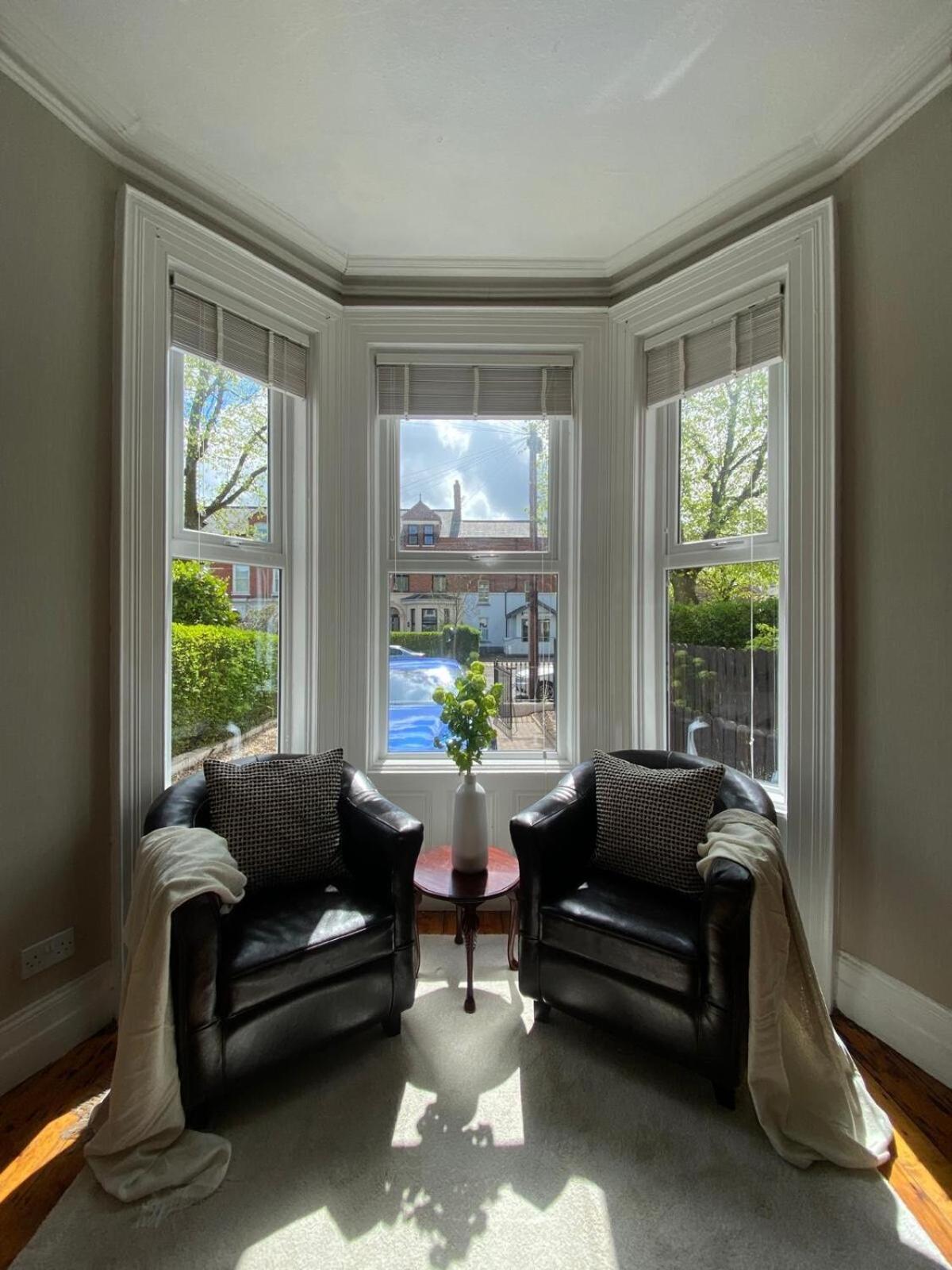 Holiday home 4br Spacious Home- 5 Mins To City- Free Secure Parking