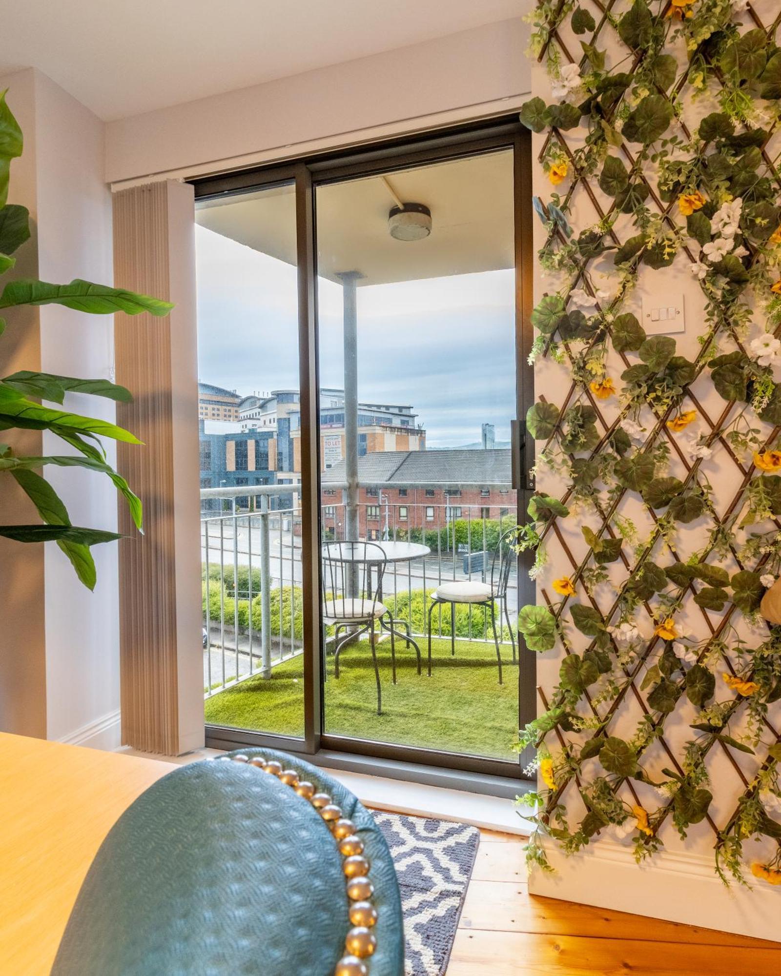 Quarters- Riverside Apartment
