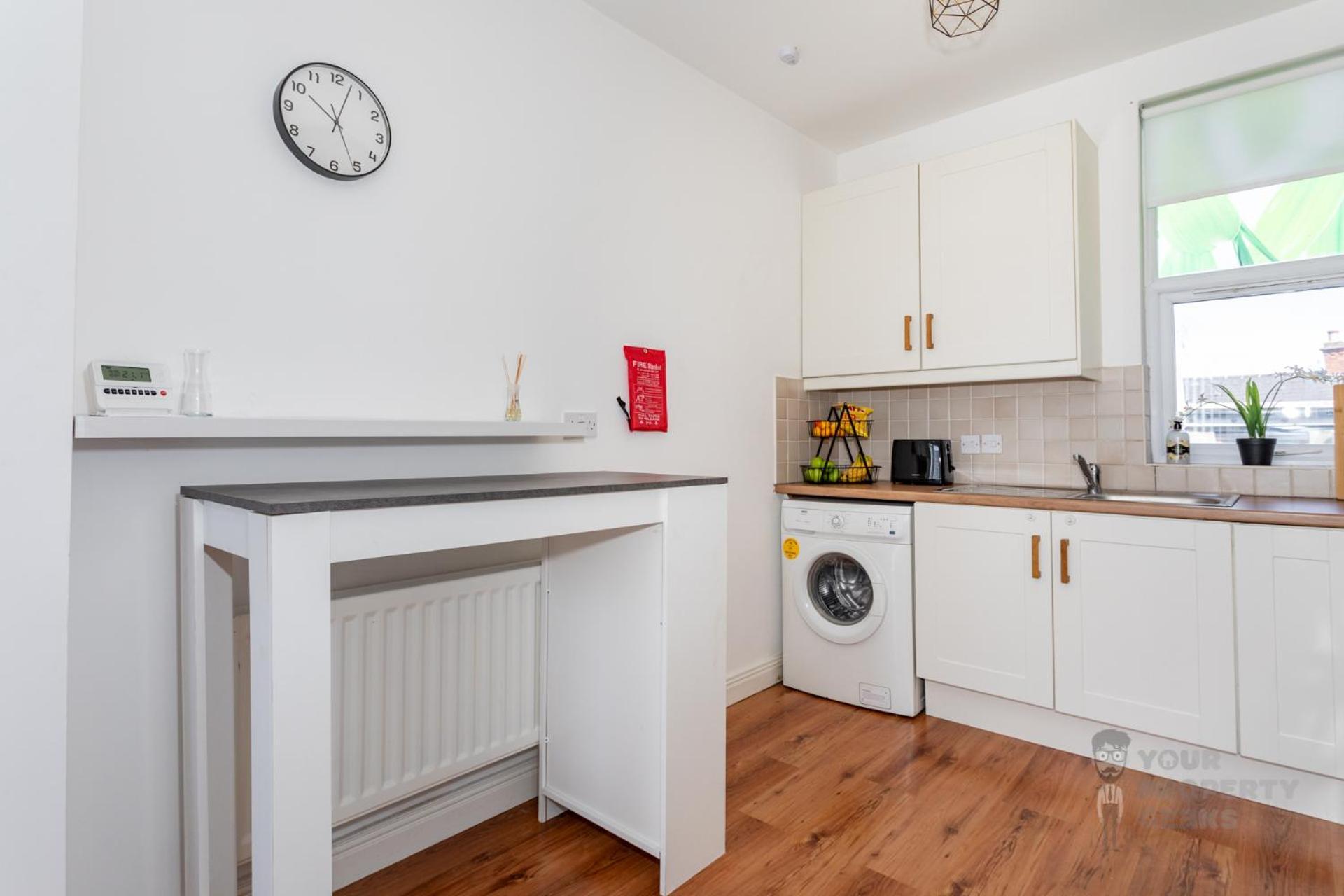 Attic Style 2 Bed Duplex With Rooftop Patio *