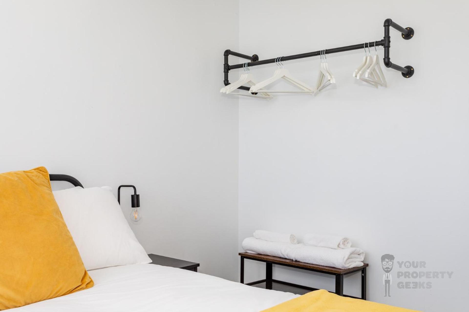 Attic Style 2 Bed Duplex With Rooftop Patio *