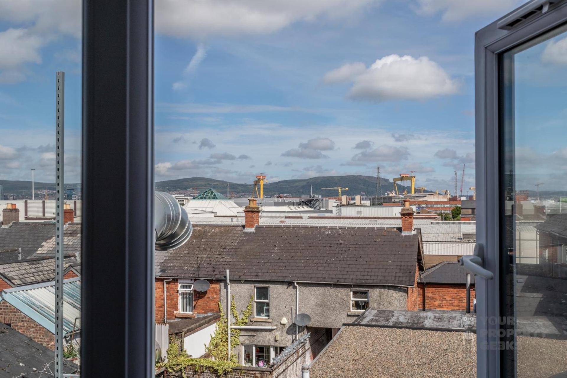 Apartment Attic Style 2 Bed Duplex With Rooftop Patio *
