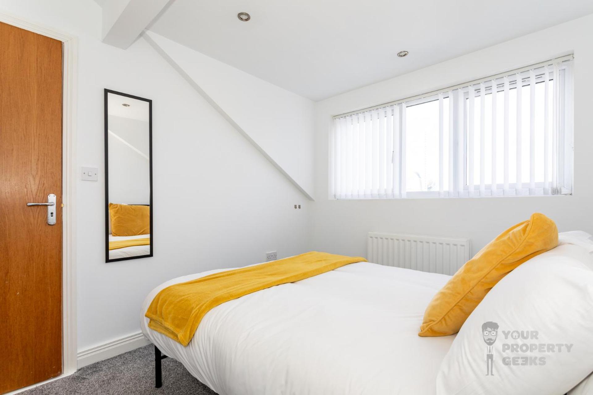 Apartment Attic Style 2 Bed Duplex With Rooftop Patio
