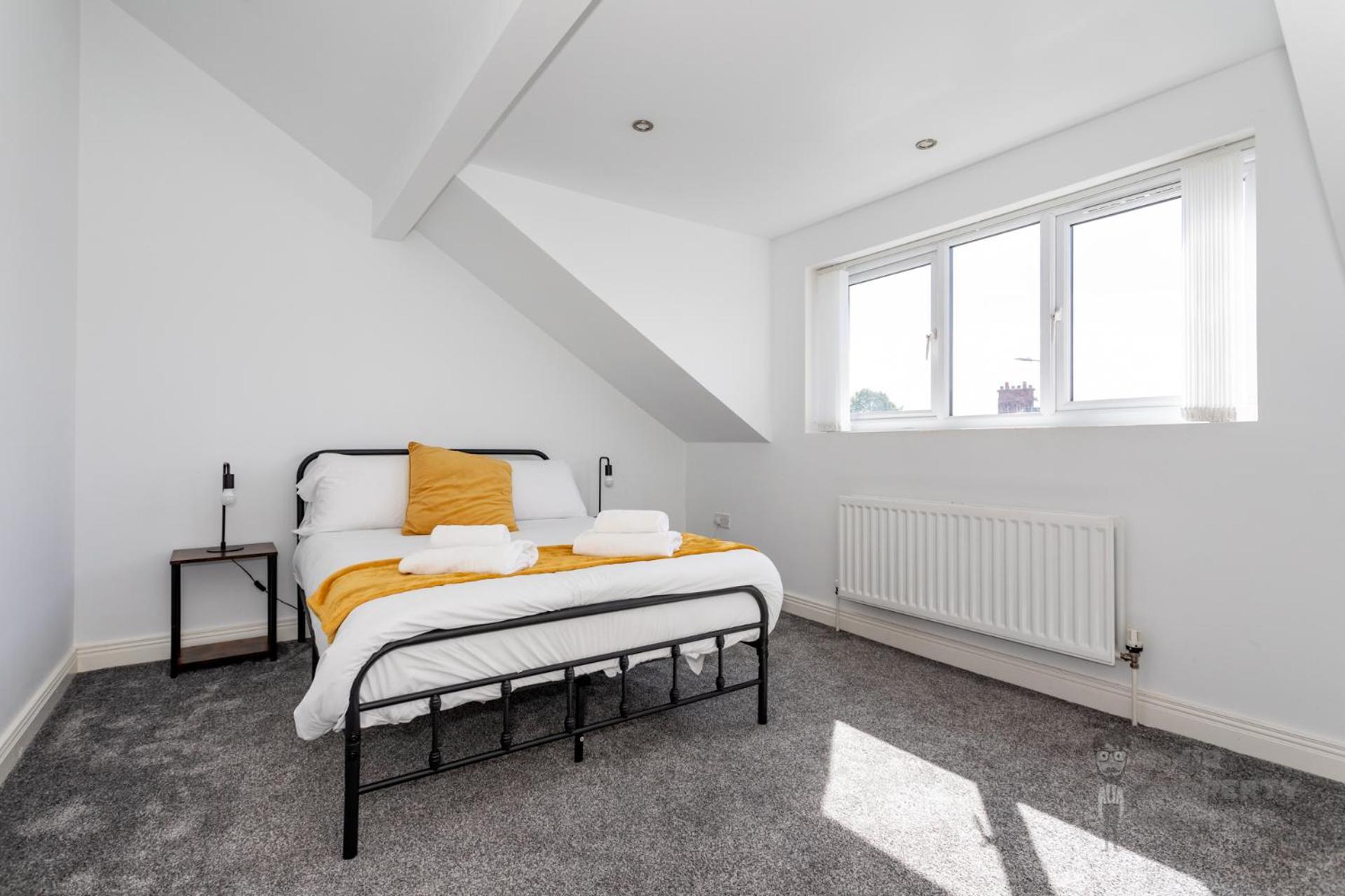 Attic Style 2 Bed Duplex With Rooftop Patio * Belfast