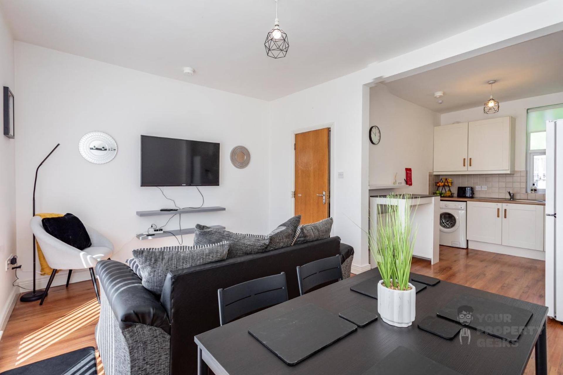 Attic Style 2 Bed Duplex With Rooftop Patio Apartment *