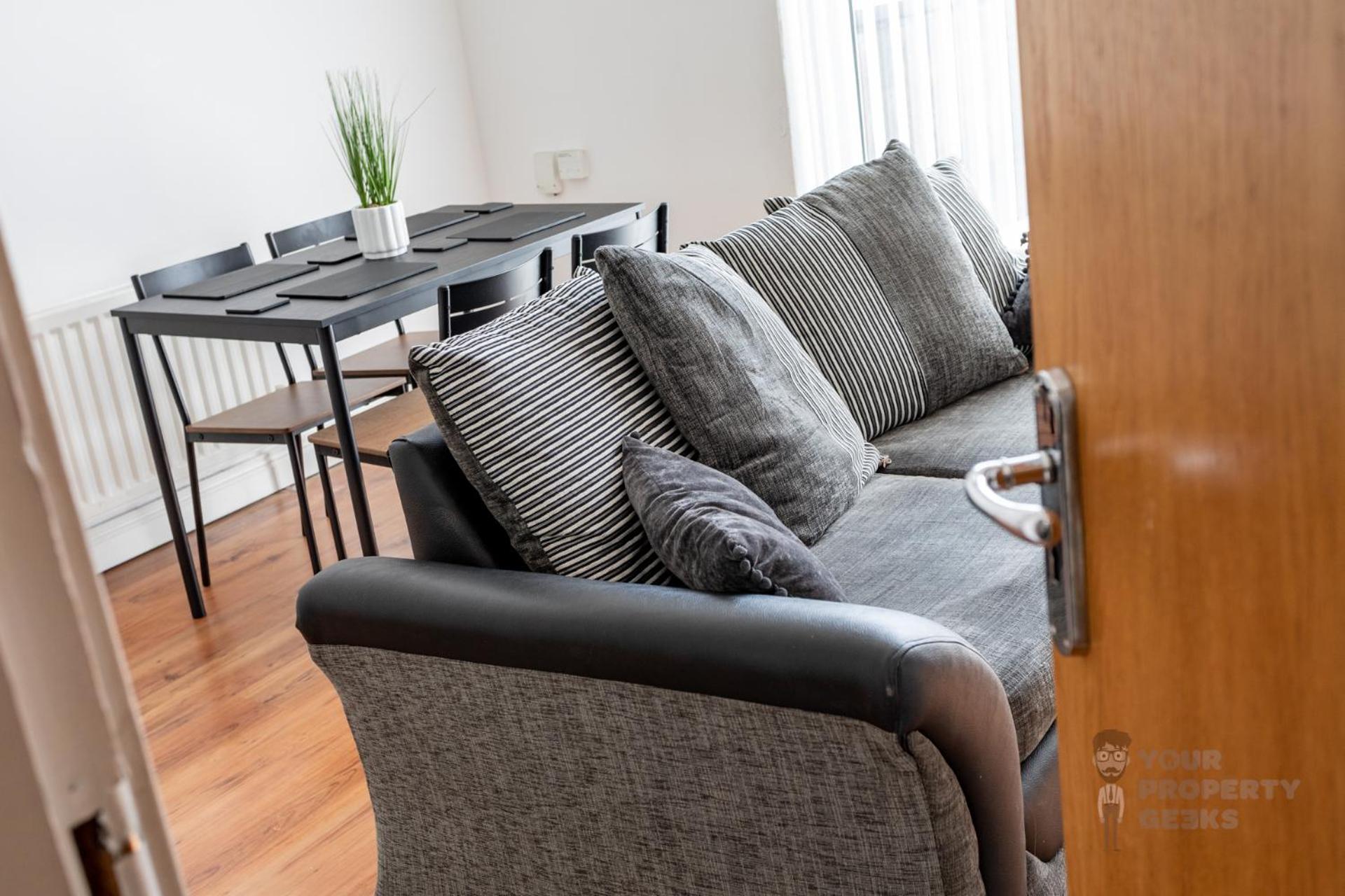 Apartment Attic Style 2 Bed Duplex With Rooftop Patio Belfast