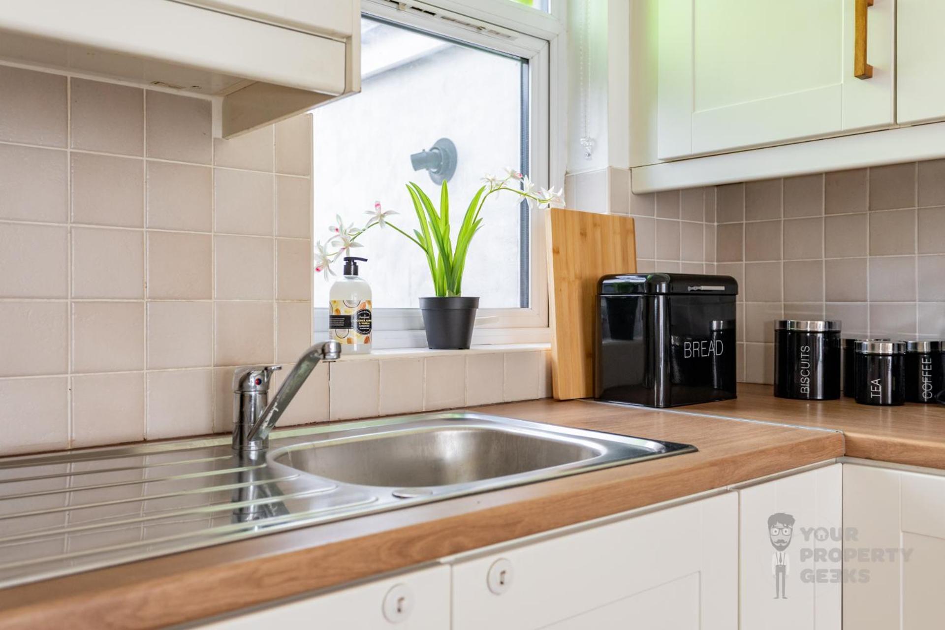 Apartment Attic Style 2 Bed Duplex With Rooftop Patio *
