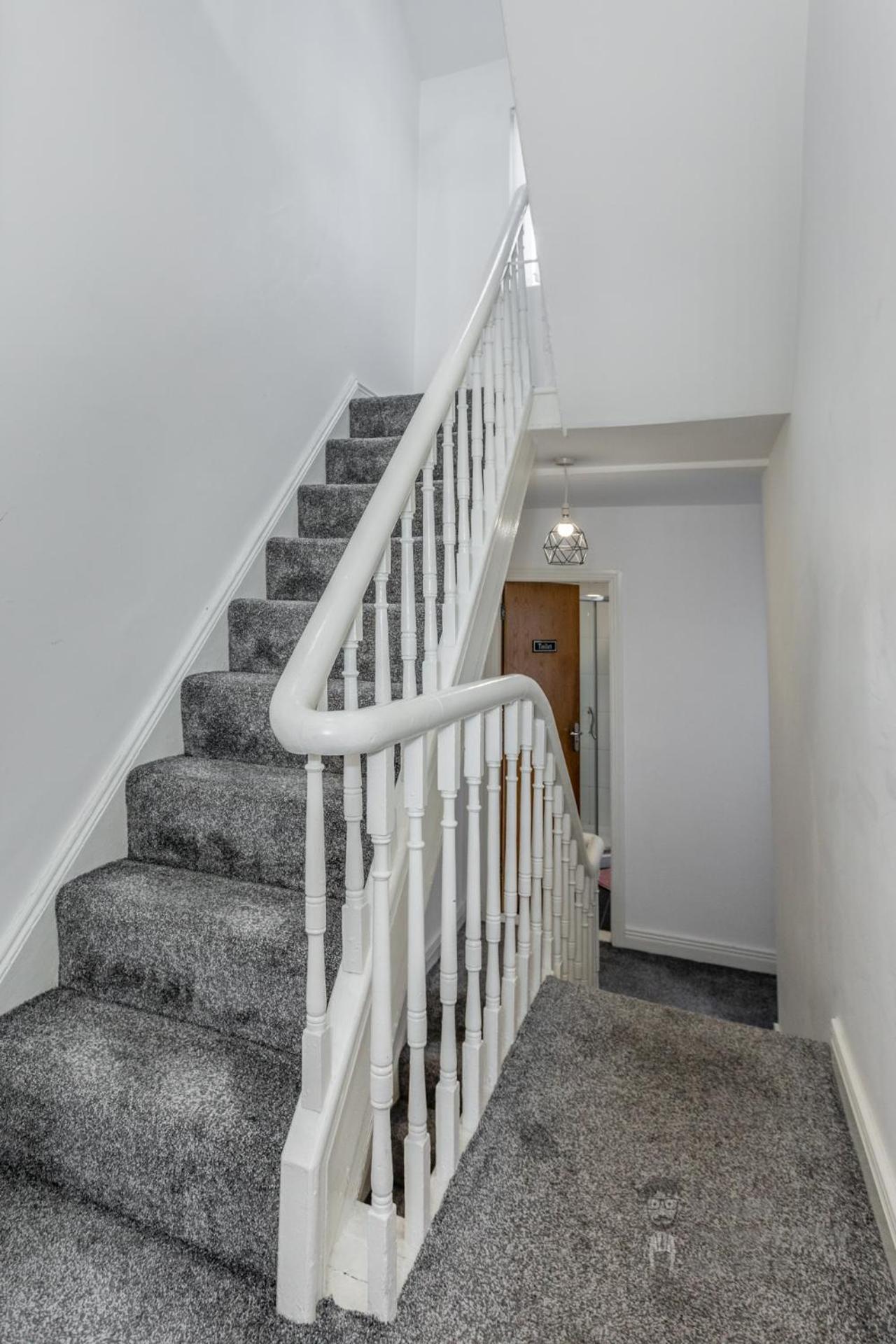 Attic Style 2 Bed Duplex With Rooftop Patio *