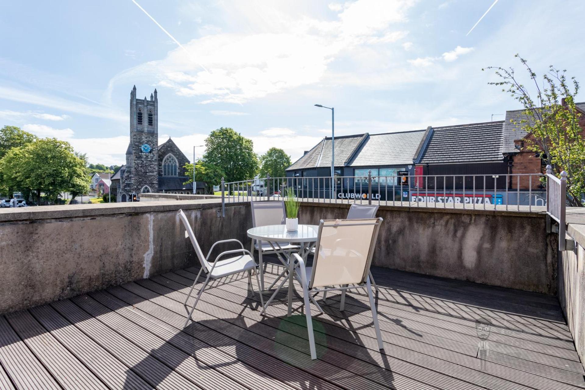 Attic Style 2 Bed Duplex With Rooftop Patio *