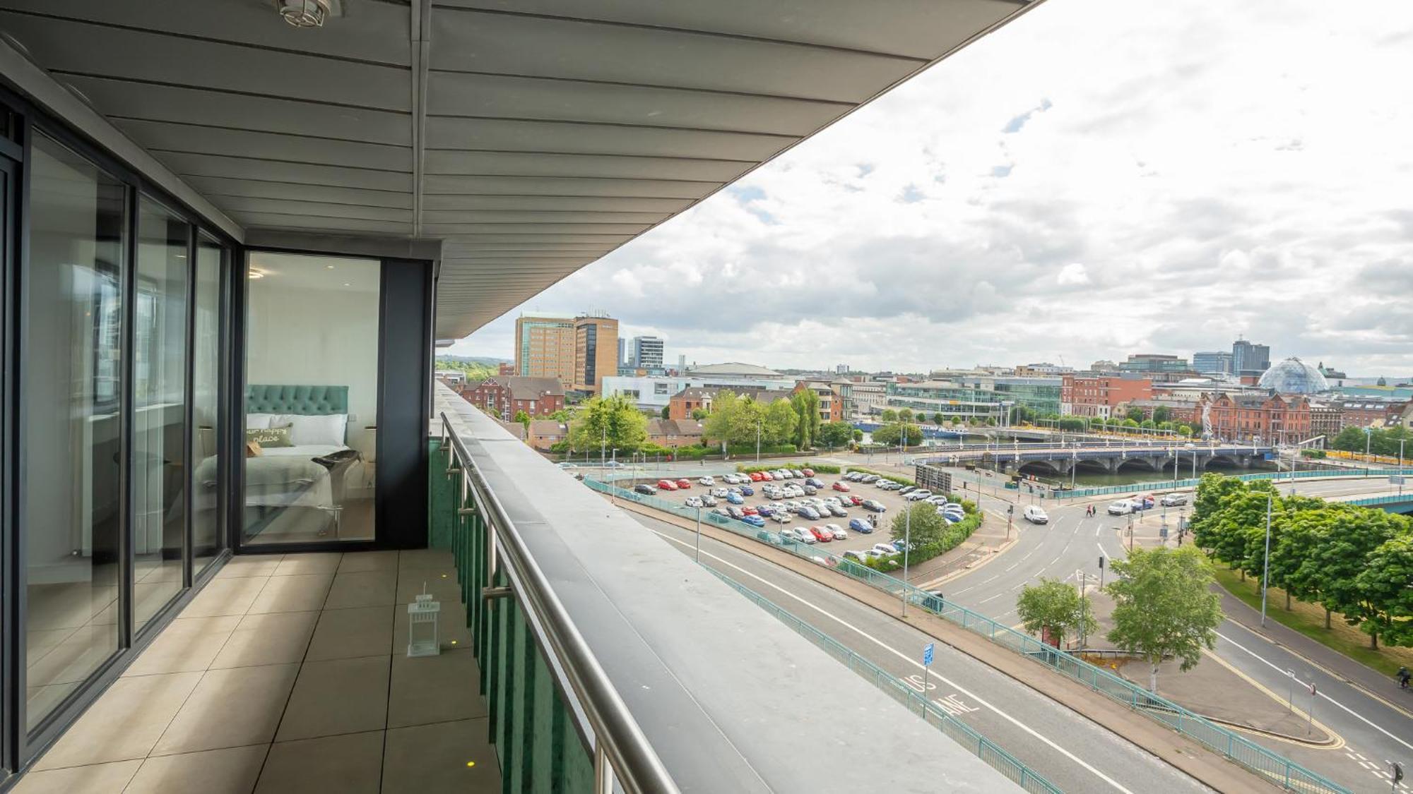 Apartment 3 Bdr Centre Penthouse By Breaks Belfast