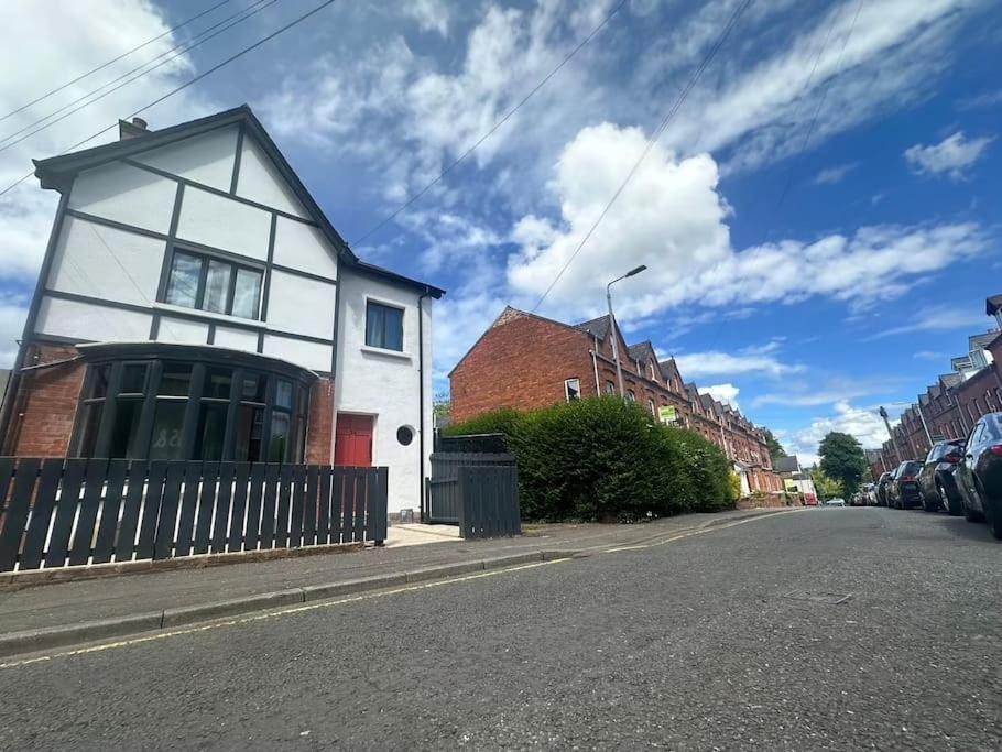 Friars Bush House - Stunning 4 Bedroom Detached House In Exclusive Queens Quarter Luxury Centre Holiday home