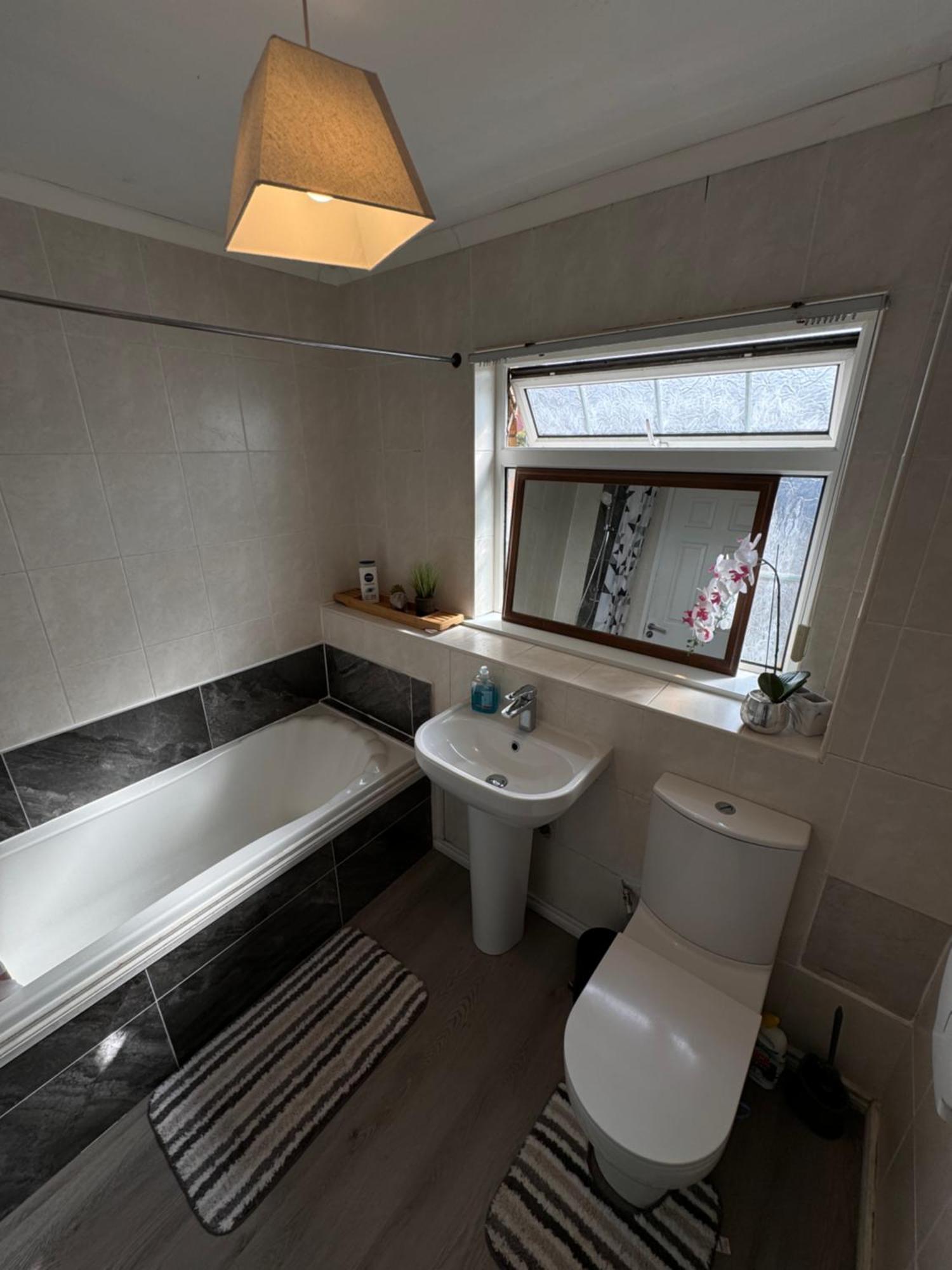 House Near To Castlecourt Shopping Homestay