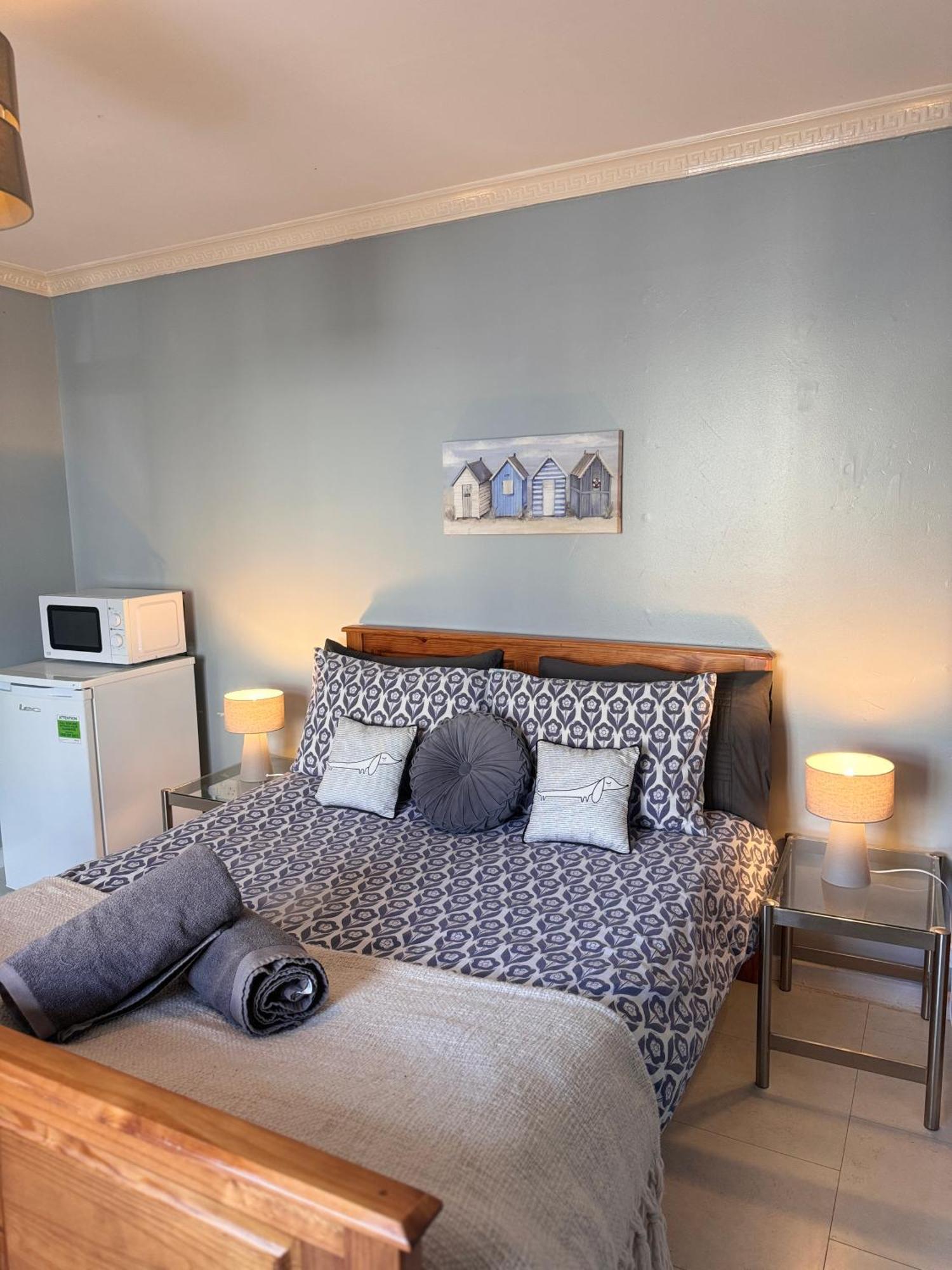 House Near To Castlecourt Shopping Homestay *