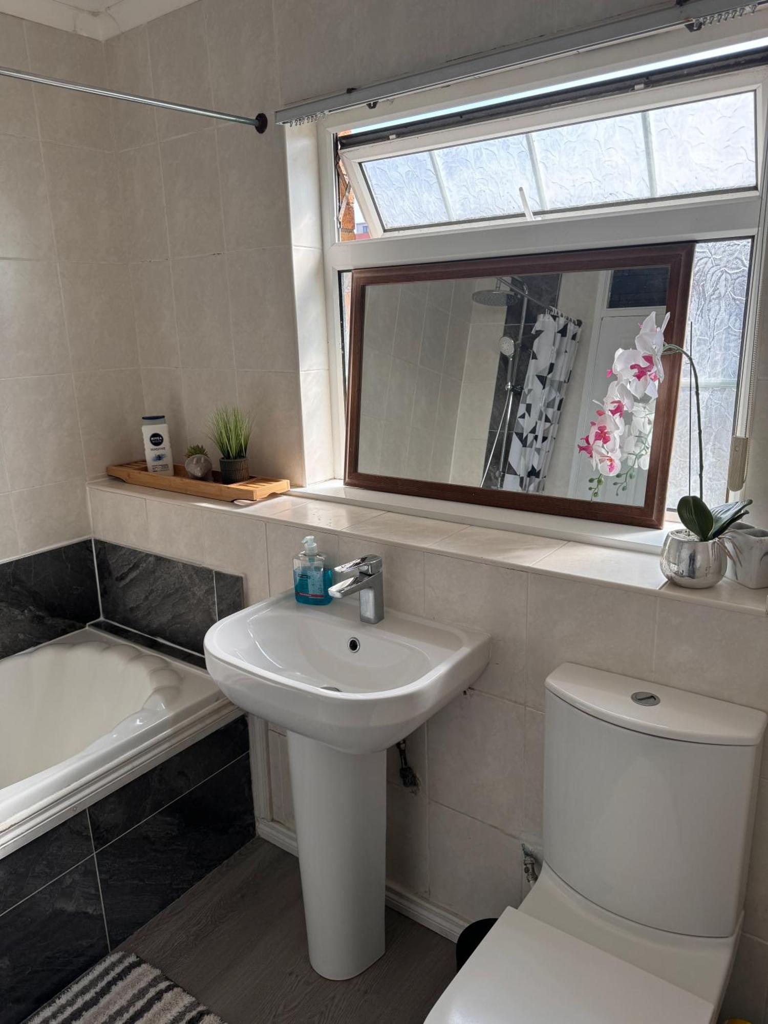 House Near To Castlecourt Shopping Homestay