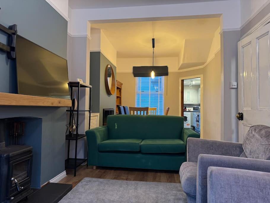 Stylish, Spacious And Central 4 Bedroom House Holiday home Belfast