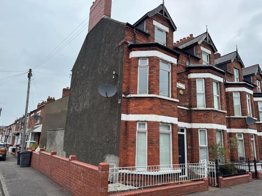 Stylish, Spacious And Central 4 Bedroom House Holiday home *