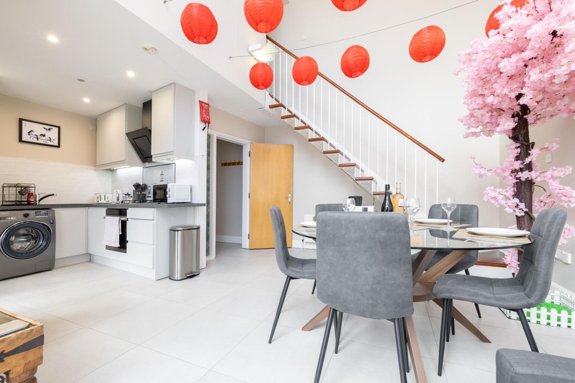 Quarters- Whitehall Sq Apartment *