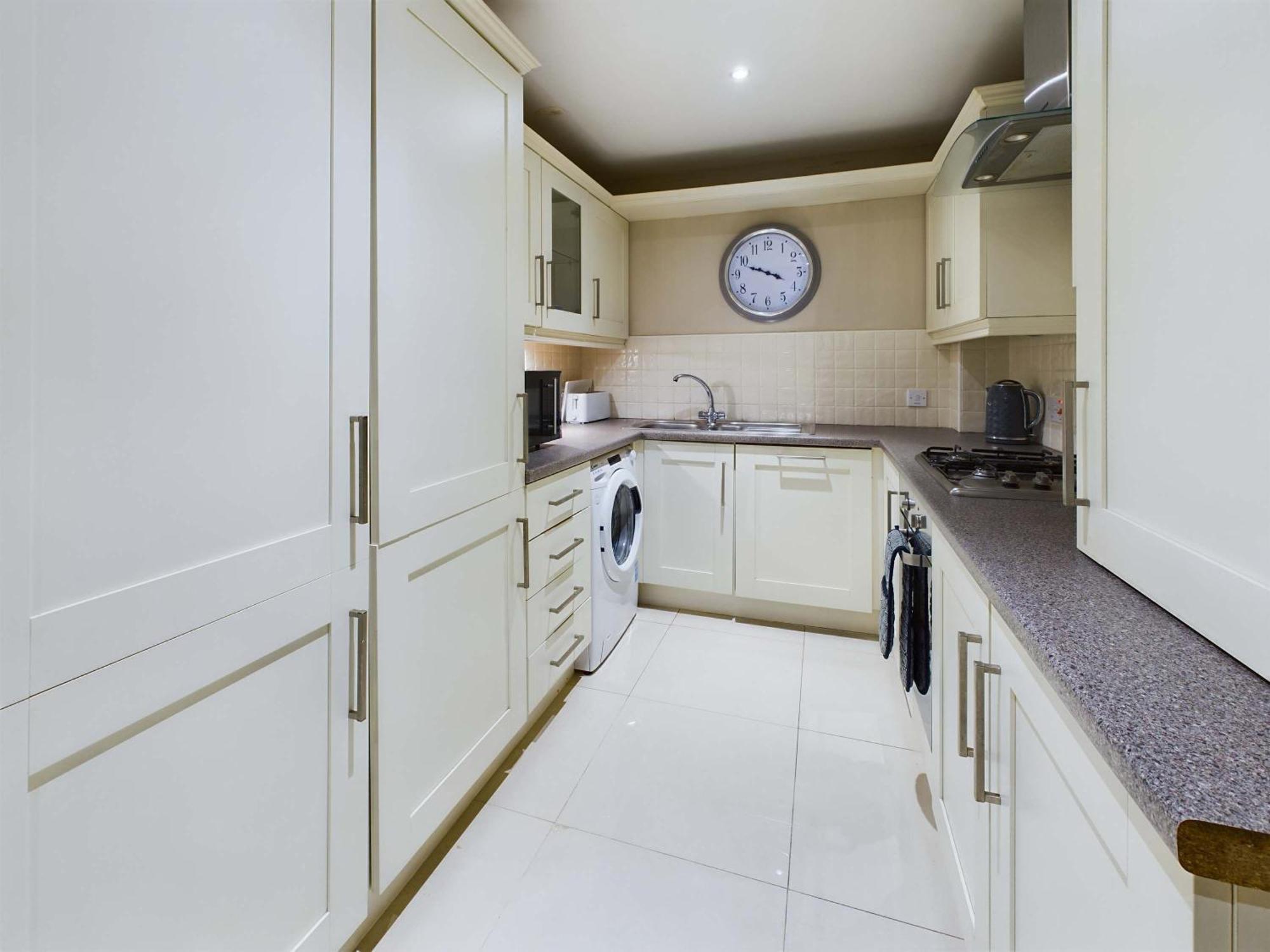Free Parking - Stunning 2 Bedroom *