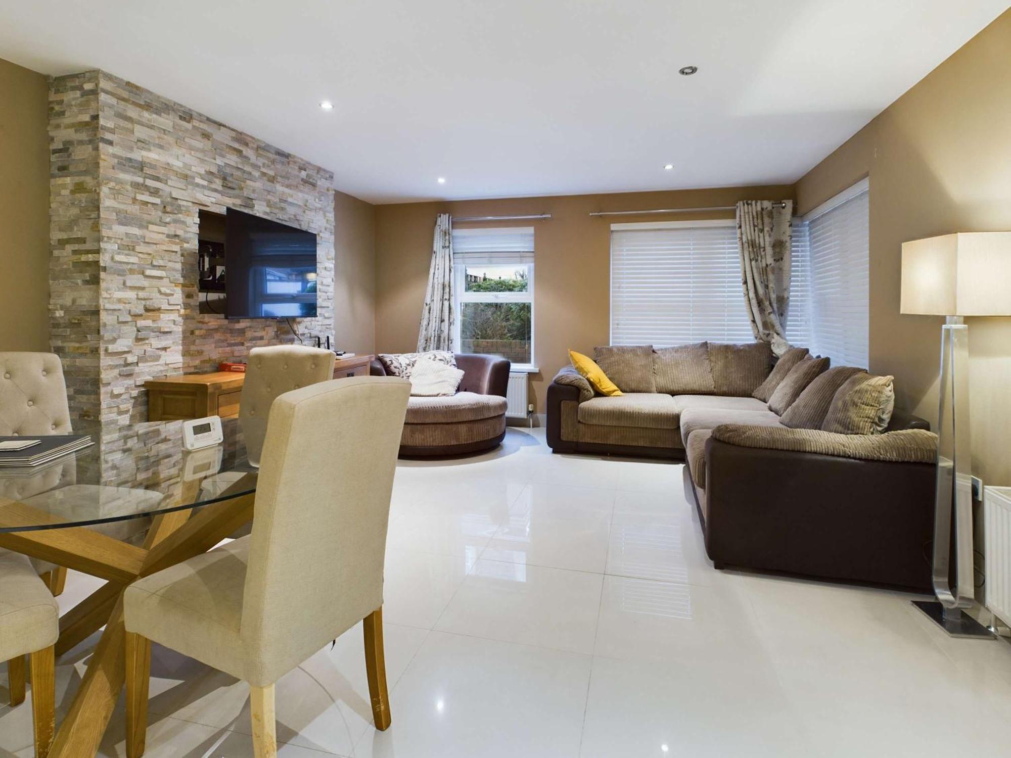 Free Parking - Stunning 2 Bedroom Apartment *