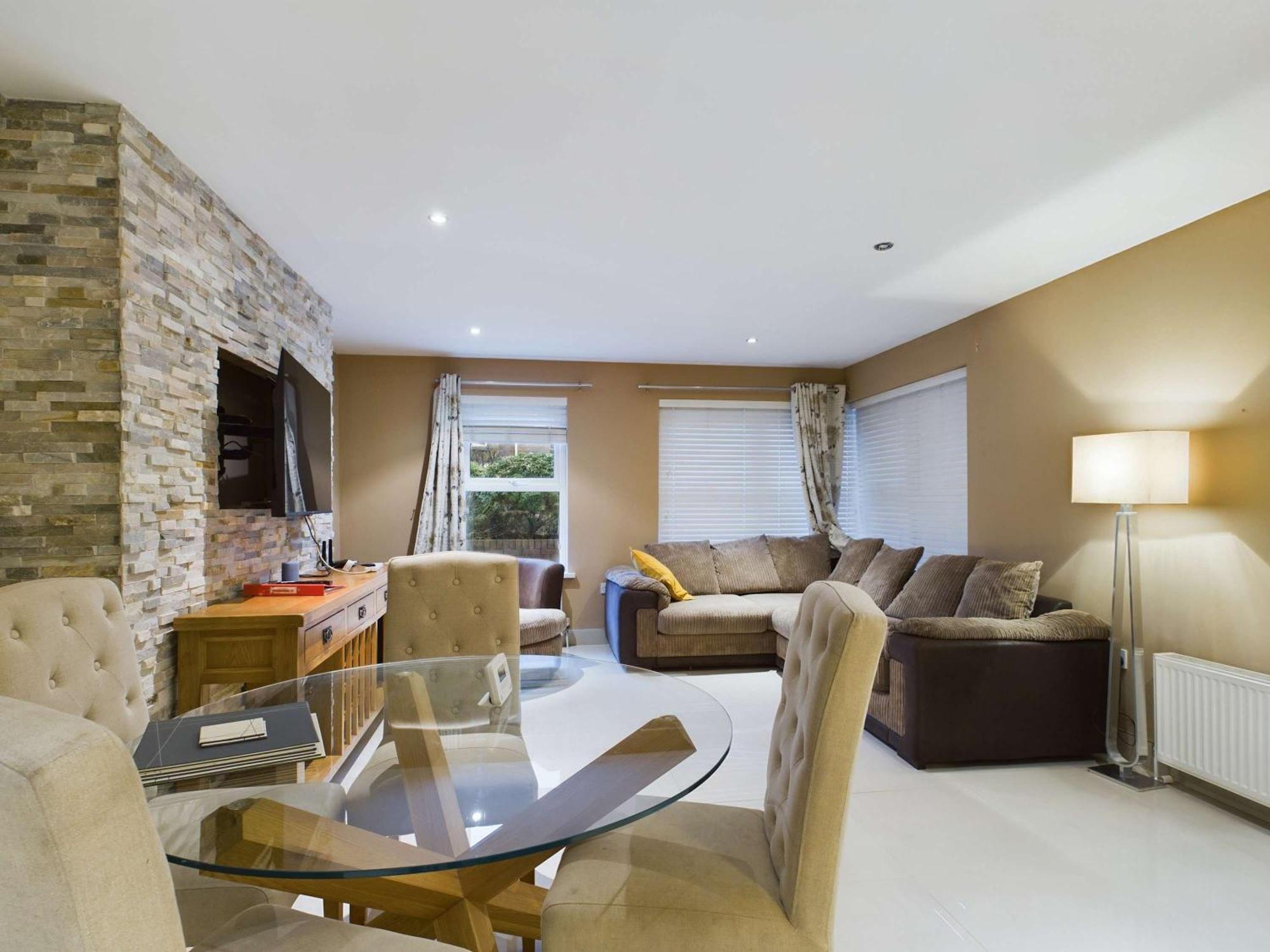 Free Parking - Stunning 2 Bedroom Apartment *