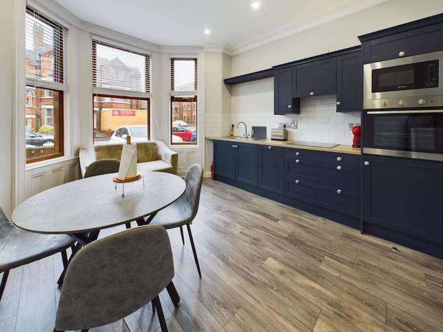 Modern 2 Bed Off Lisburn Road Apartment *