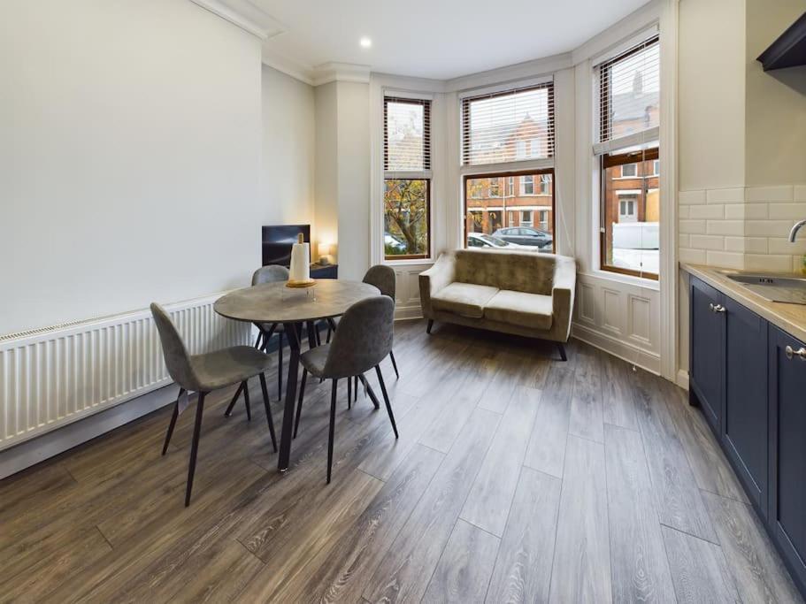 Apartment Modern 2 Bed Off Lisburn Road *