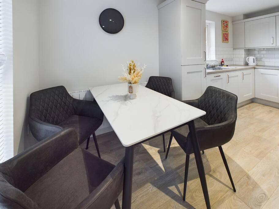 2 Bedroom Cozy Unit In Apartment *