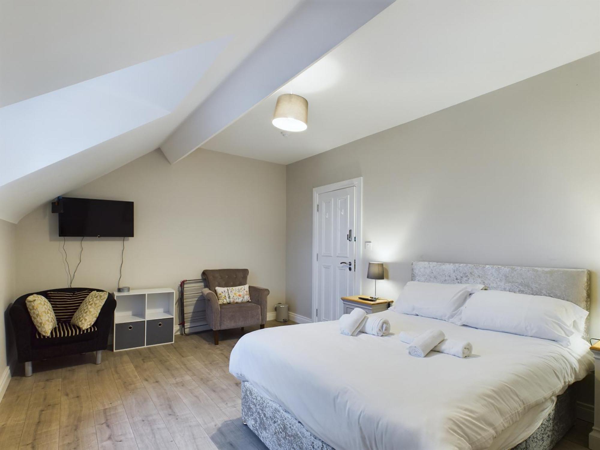 Luxurious 5 Bedroom Near Centre Apartment *