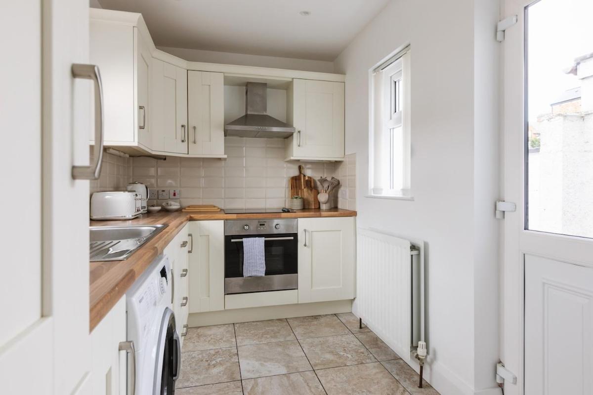 Luxurious 3 Bedroom In Belfasts Trendy Lisburn Road Sleeps 6 Modern & Spacious Apartment
