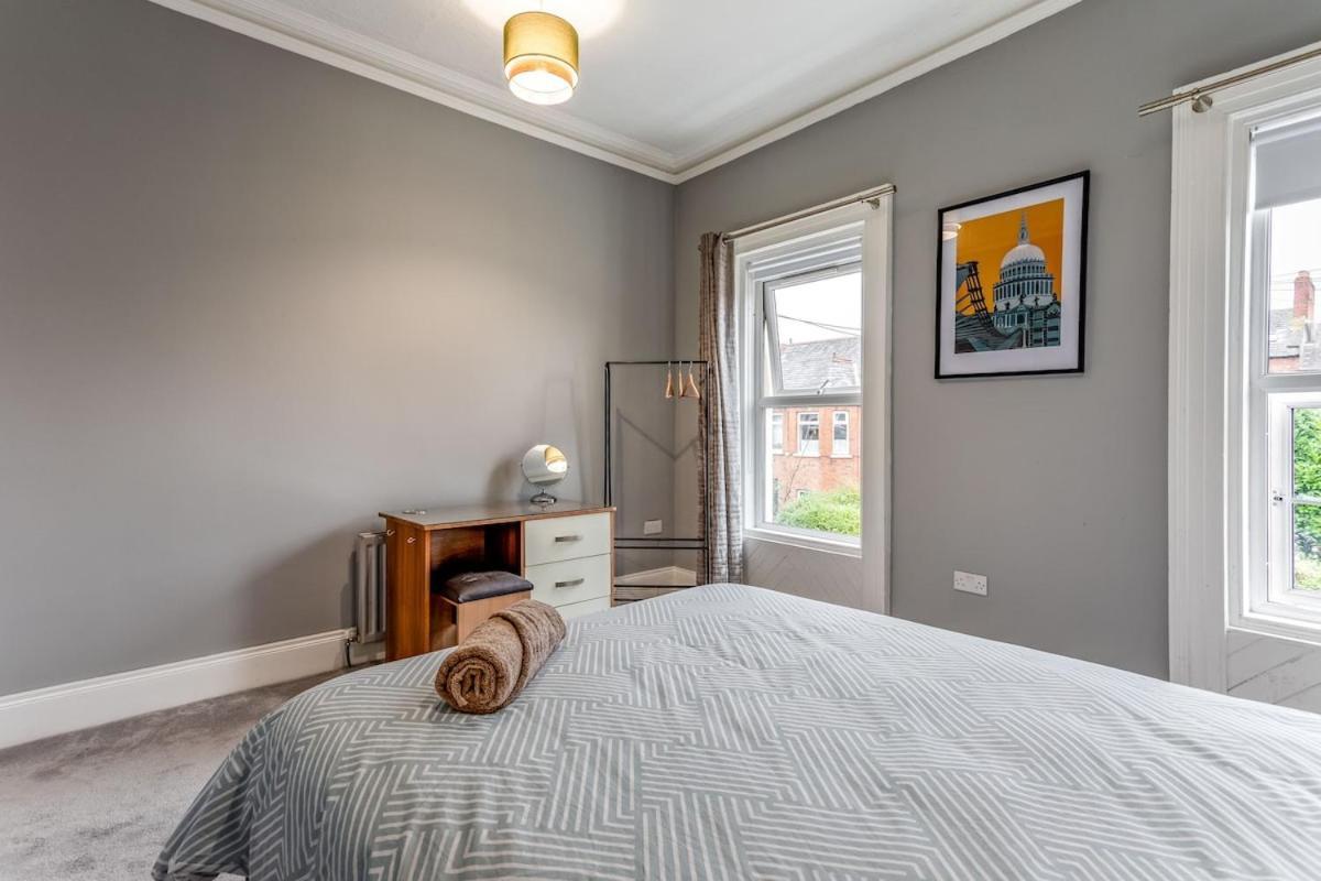 New! Chic And Spacious Townhouse Apartment *