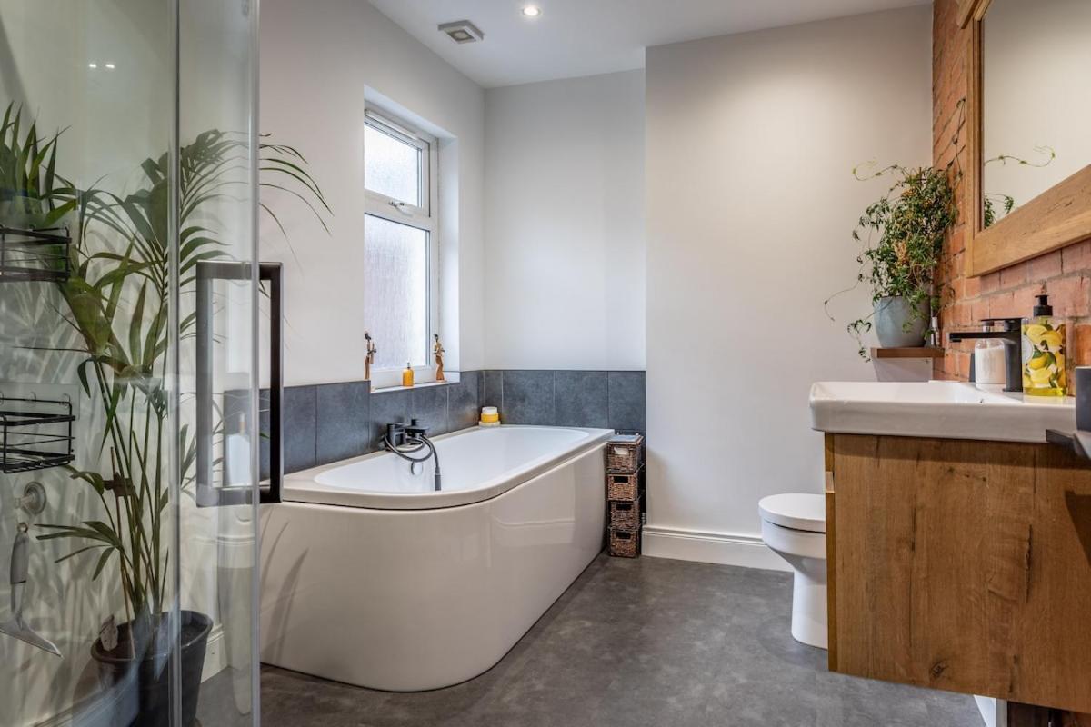 New! Chic And Spacious Townhouse Apartment Belfast