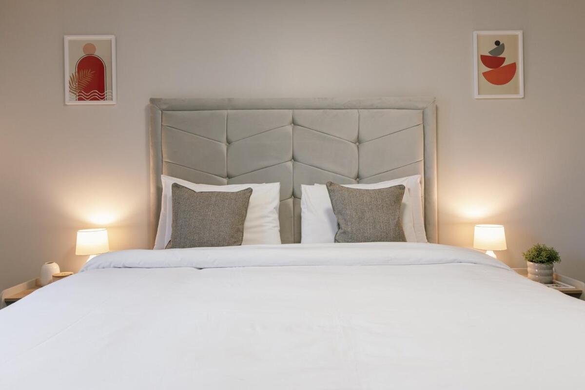 Chic 2-bed, 2 Bath In Centre Sleeps 6, Free Secure Parking Belfast