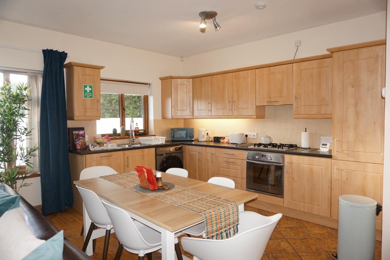 Laxey Place Maisonette East -private Parking, Transport Links Apartment *