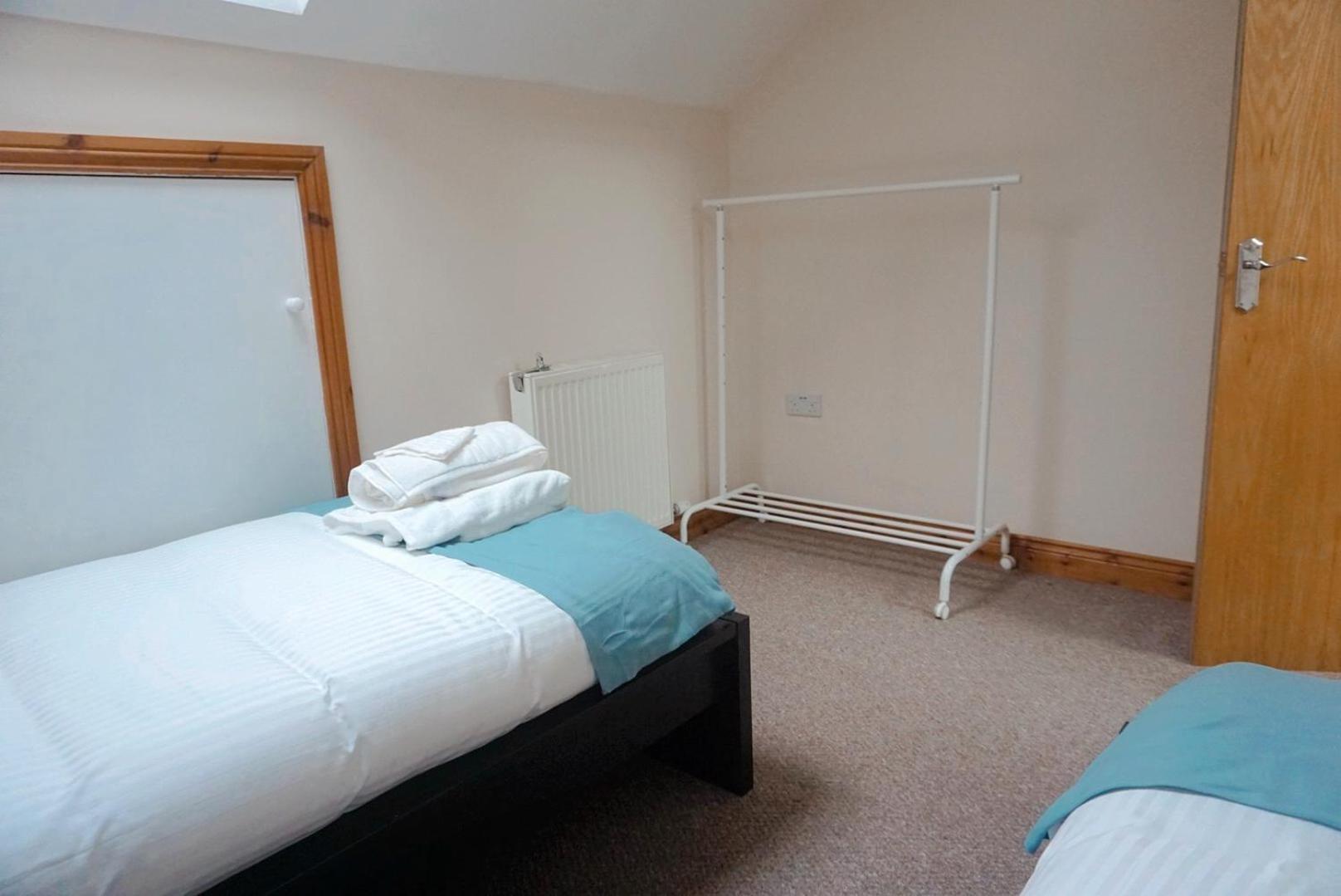 Laxey Place Maisonette East -private Parking, Transport Links *