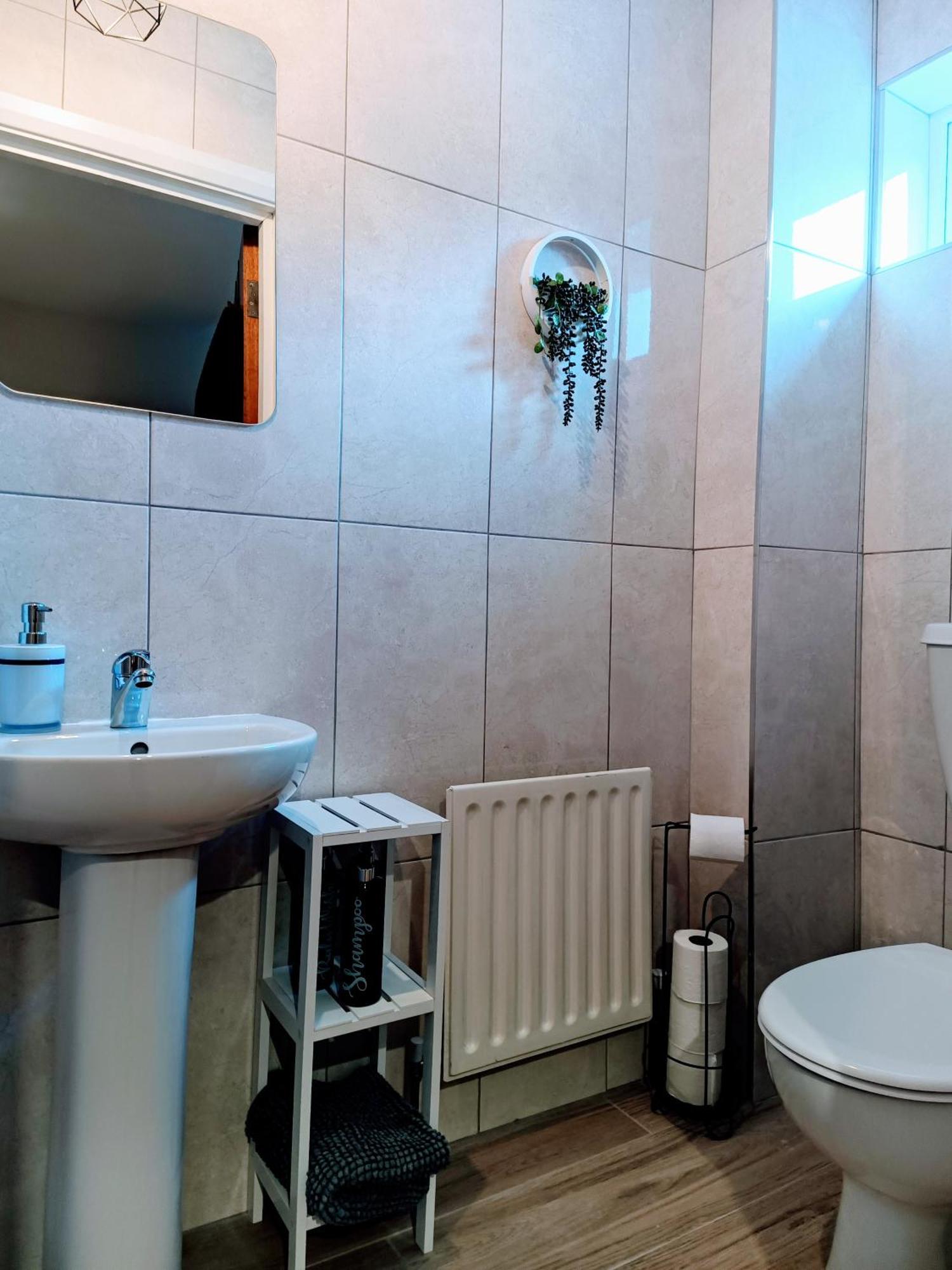 Centre Modern Ground Floor - Free Parking - Sleeps 6