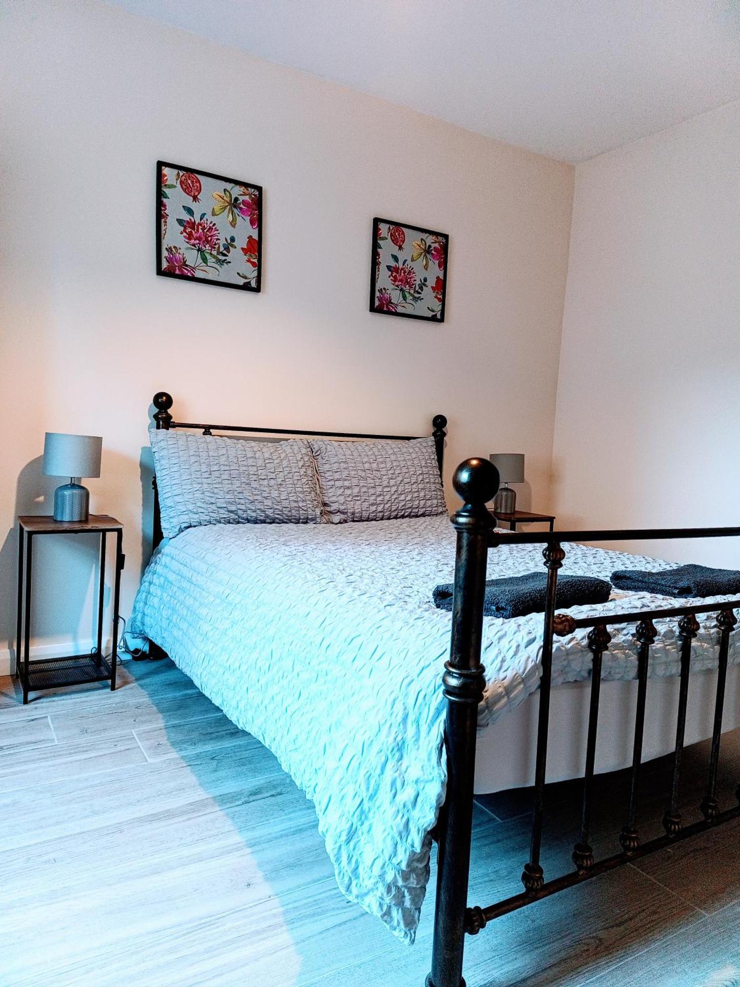Centre Modern Ground Floor - Free Parking - Sleeps 6 Apartment *