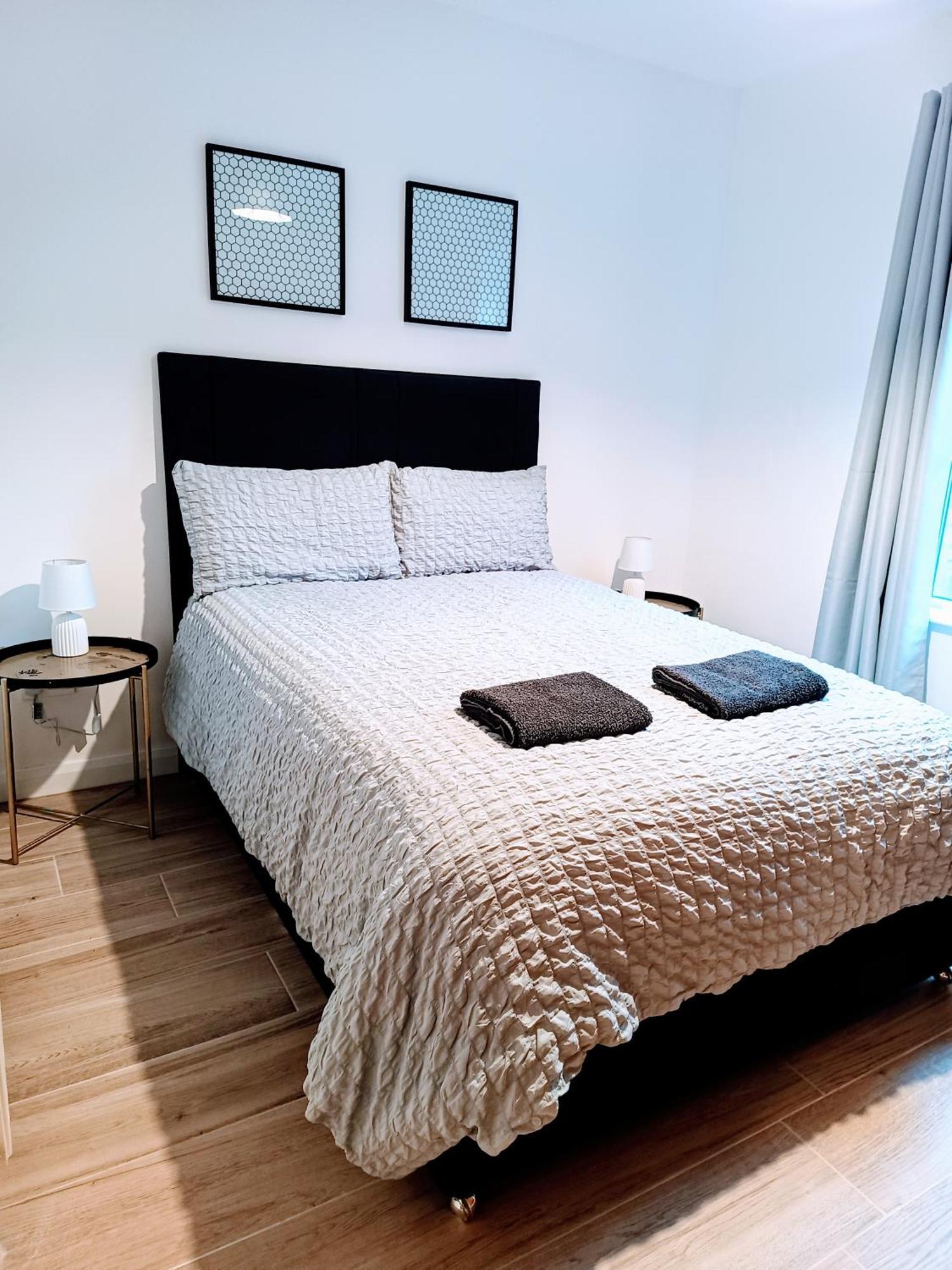 Centre Modern Ground Floor - Free Parking - Sleeps 6 Apartment *