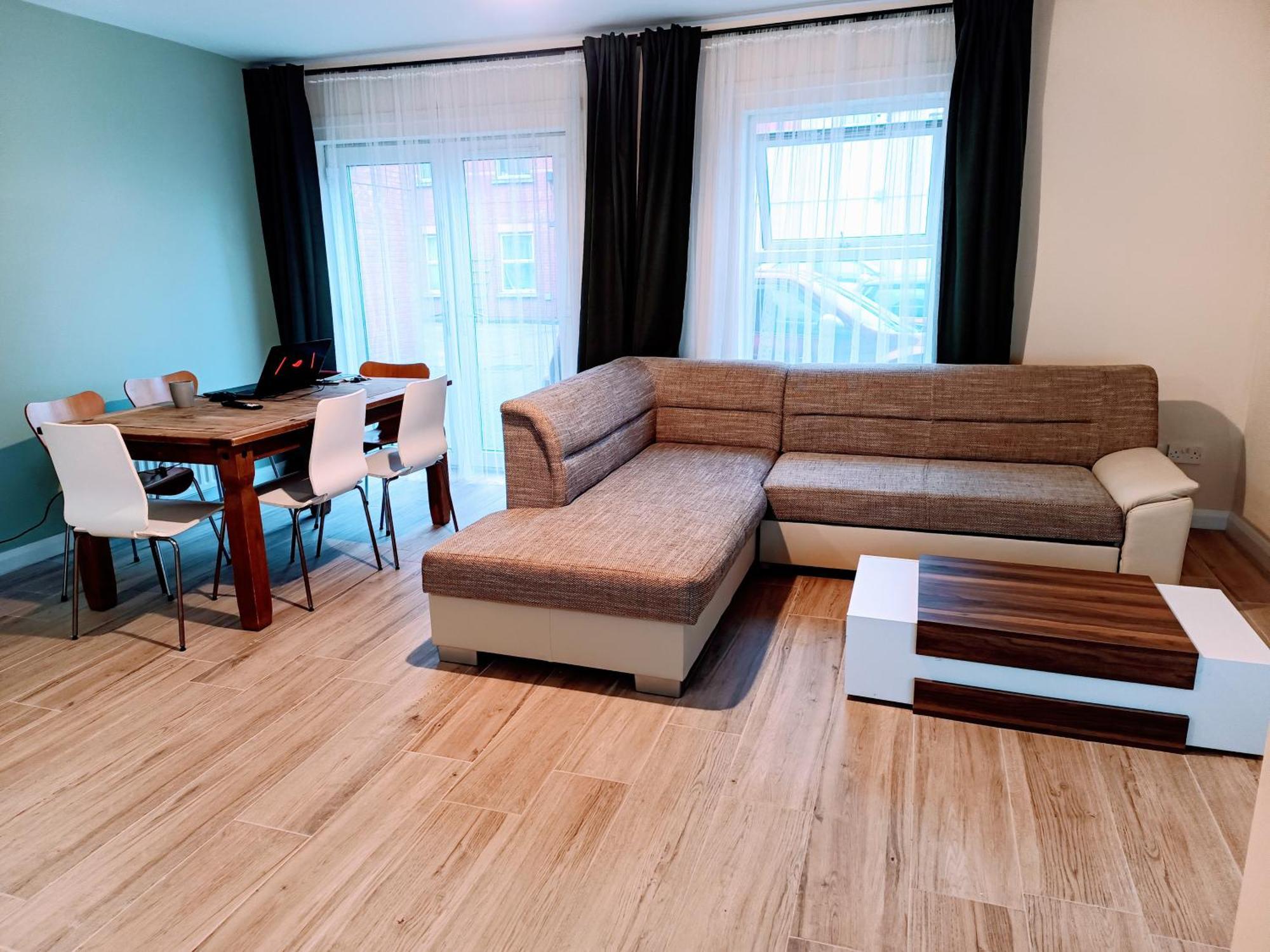 Centre Modern Ground Floor - Free Parking - Sleeps 6 Apartment *