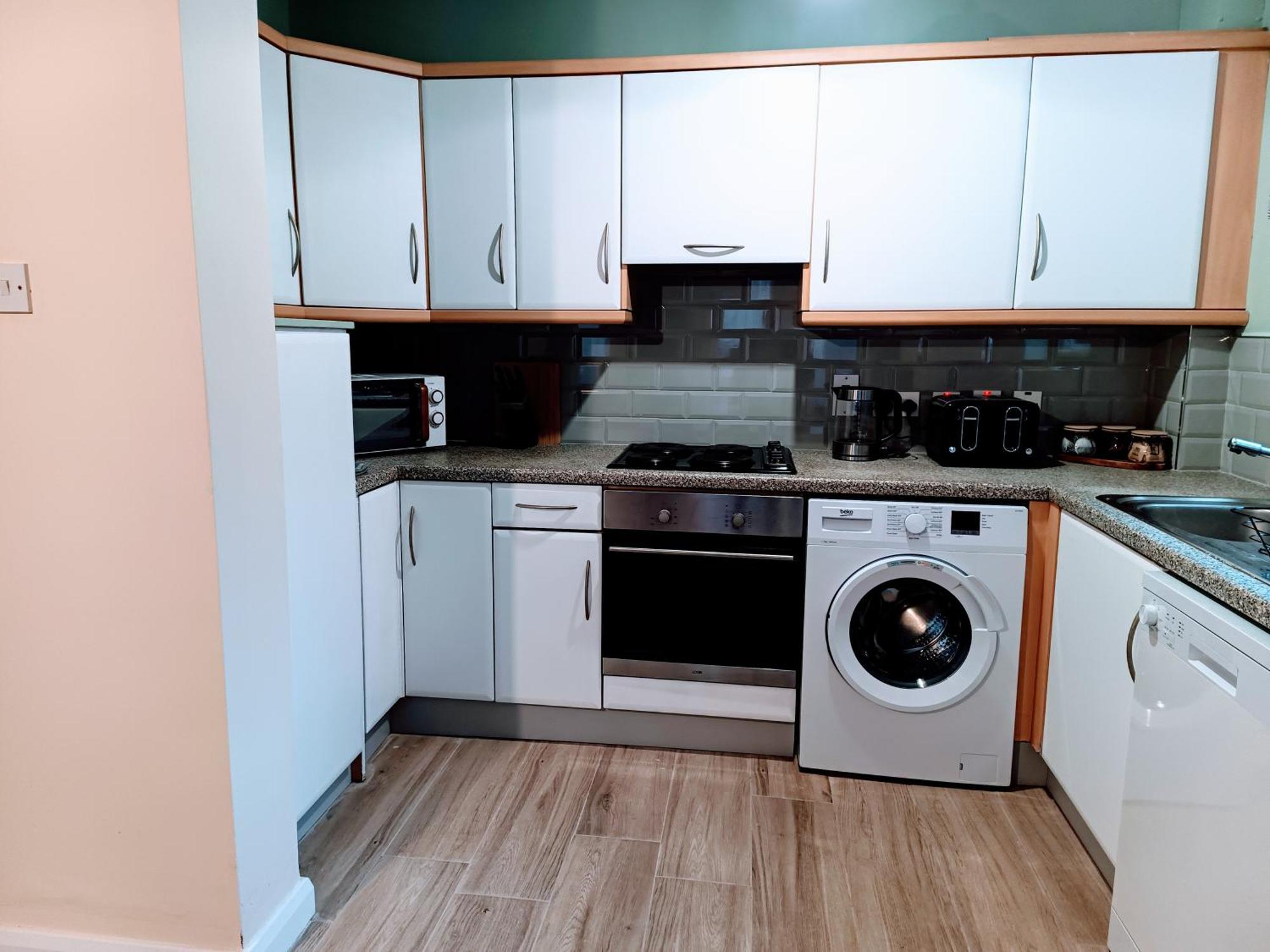 Apartment Centre Modern Ground Floor - Free Parking - Sleeps 6 *