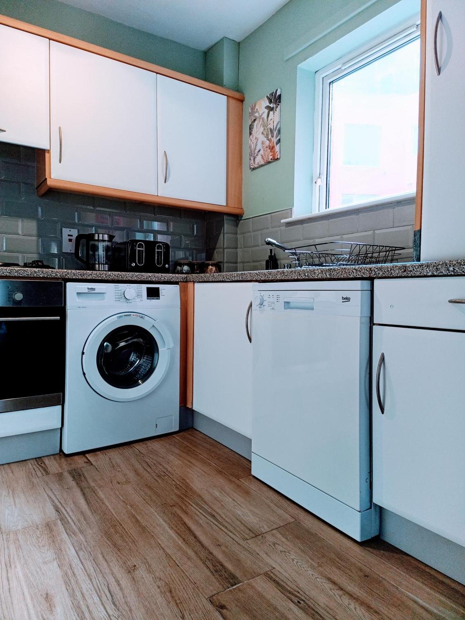 Centre Modern Ground Floor - Free Parking - Sleeps 6 * Belfast