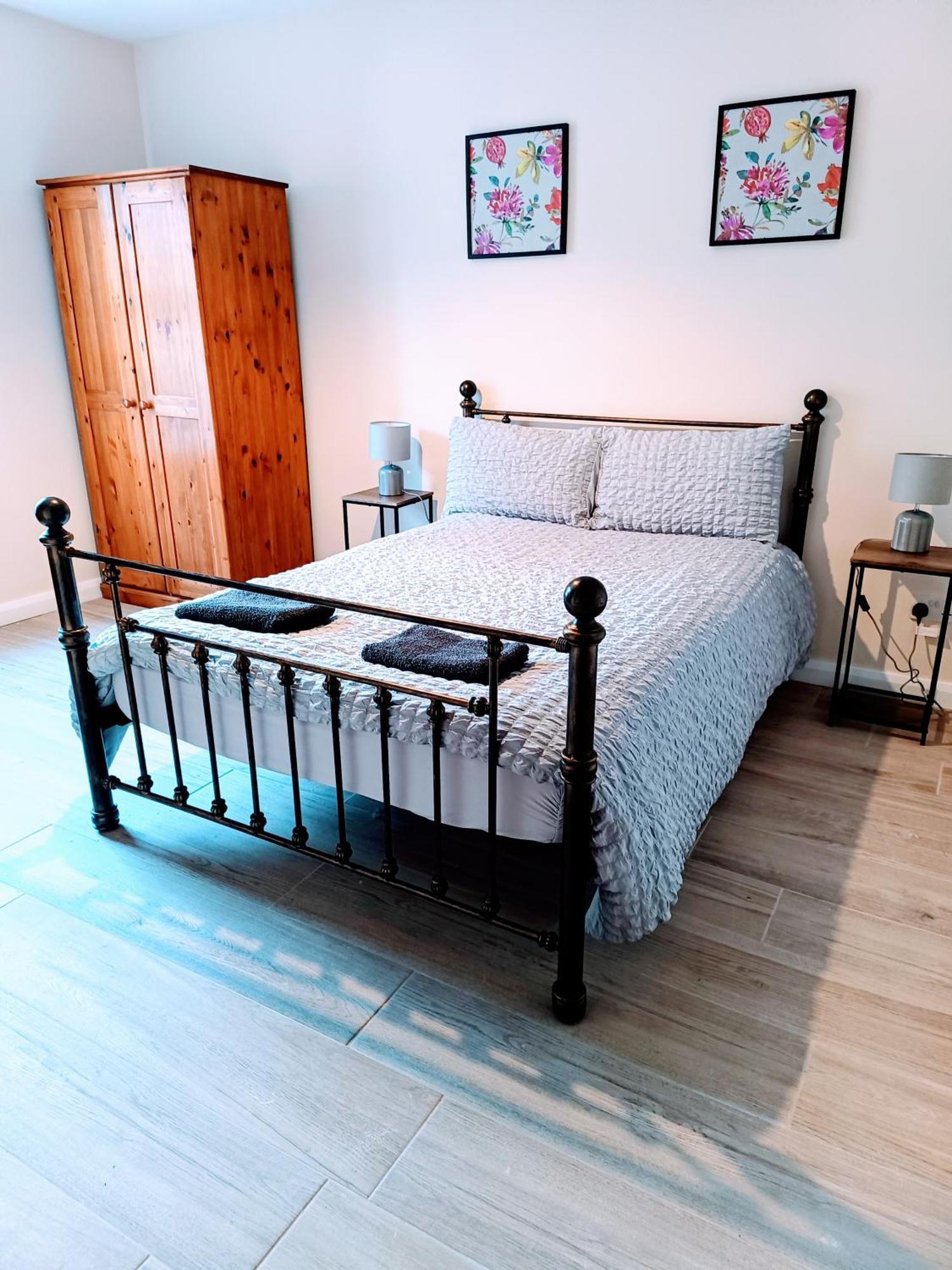 Centre Modern Ground Floor - Free Parking - Sleeps 6 Apartment *