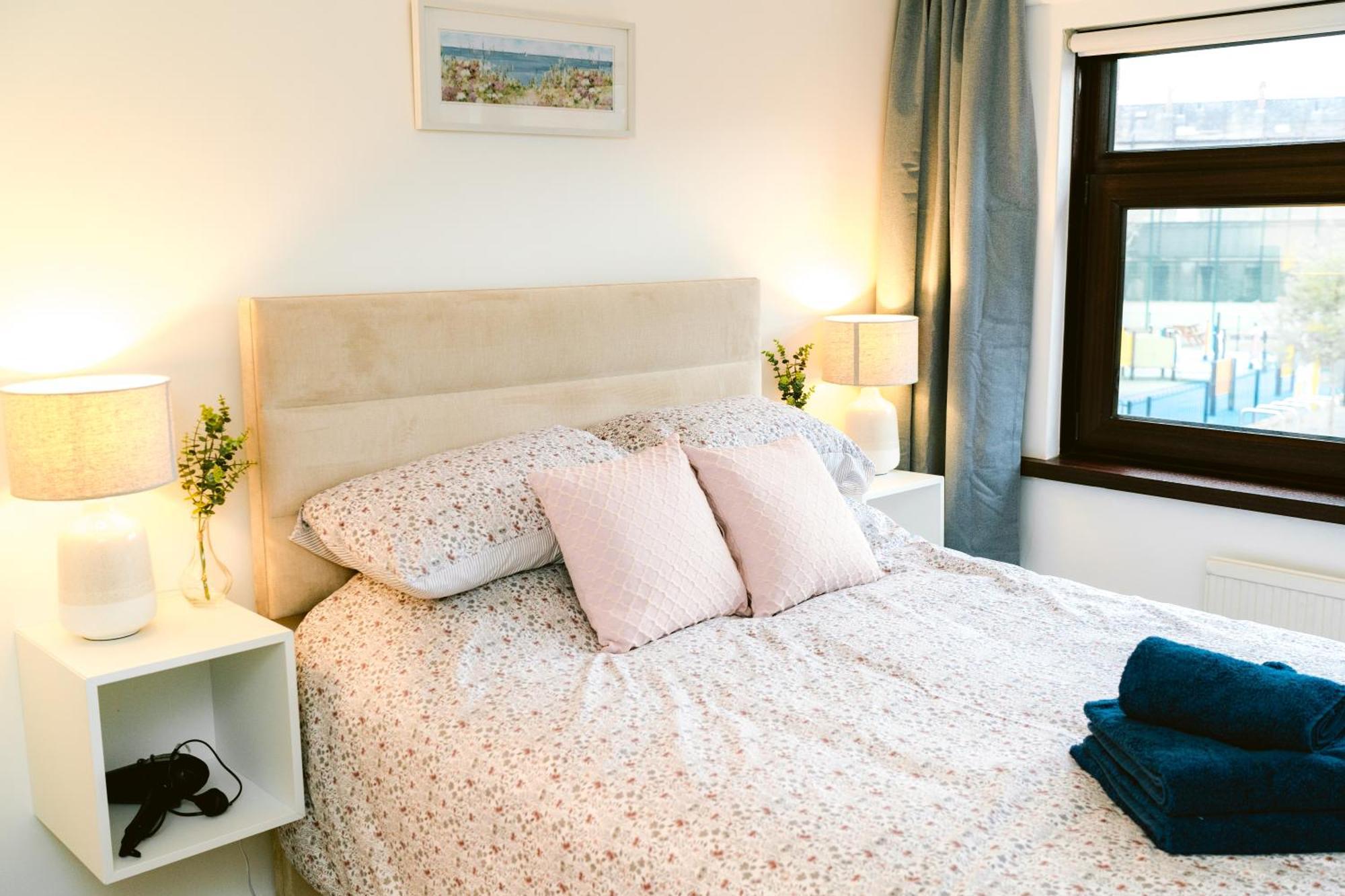 Centre - Free Parking - 2 Bedroom *