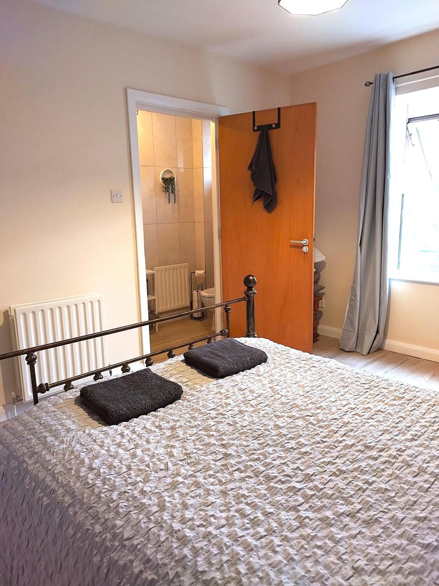 Centre Modern Ground Floor - Free Parking - Sleeps 6 *