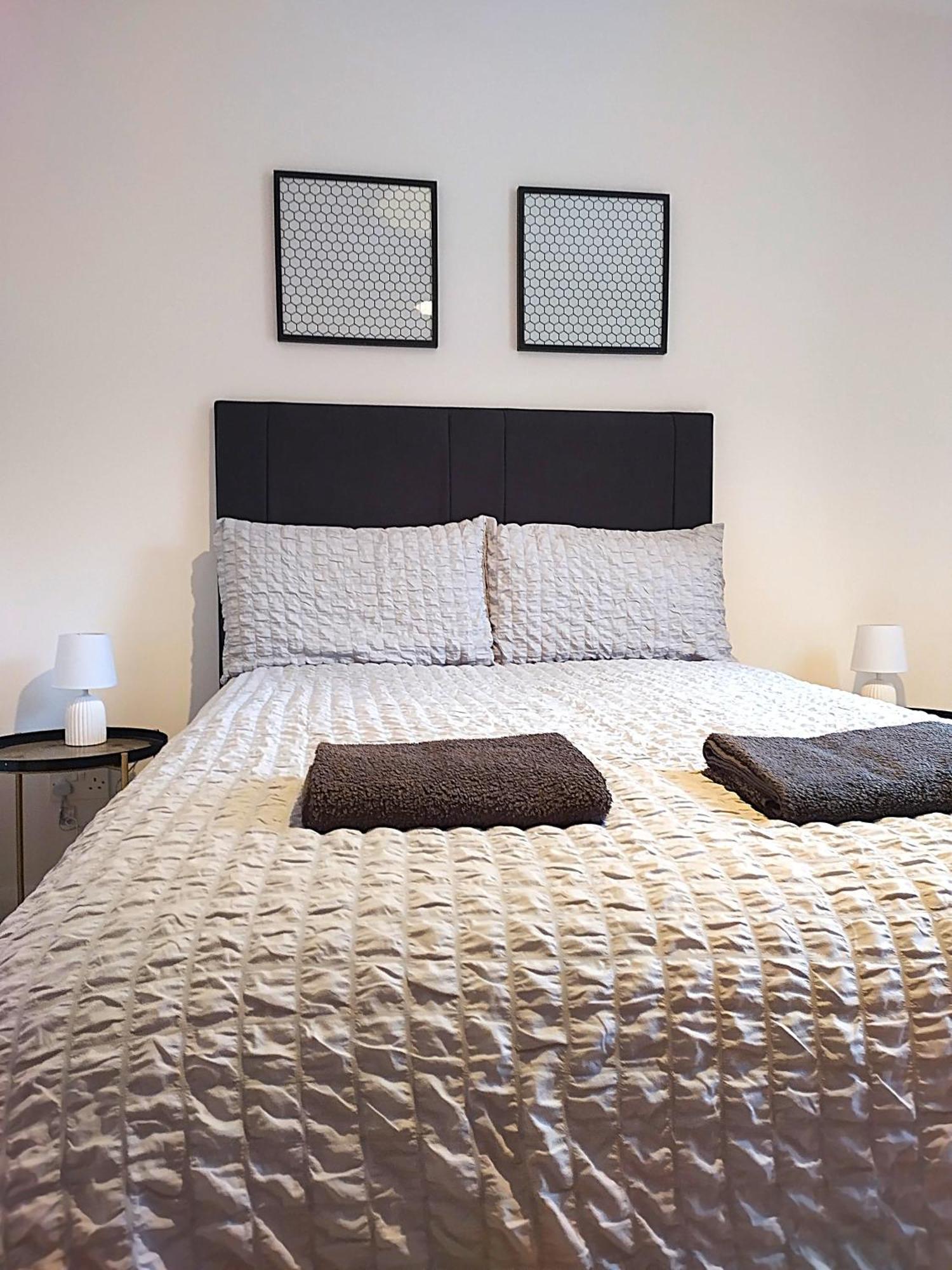 Centre Modern Ground Floor - Free Parking - Sleeps 6 * Belfast