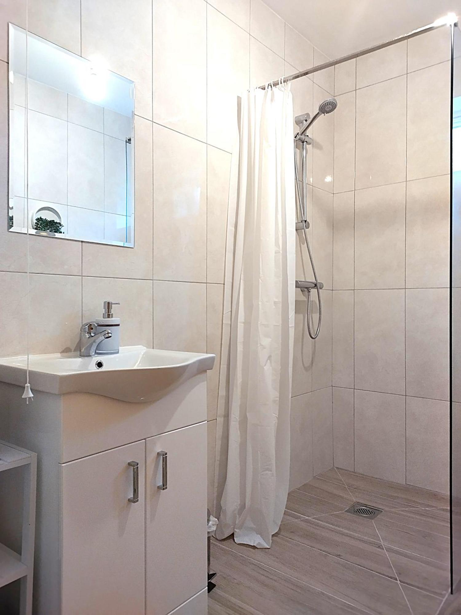 Centre Modern Ground Floor - Free Parking - Sleeps 6 Apartment Belfast