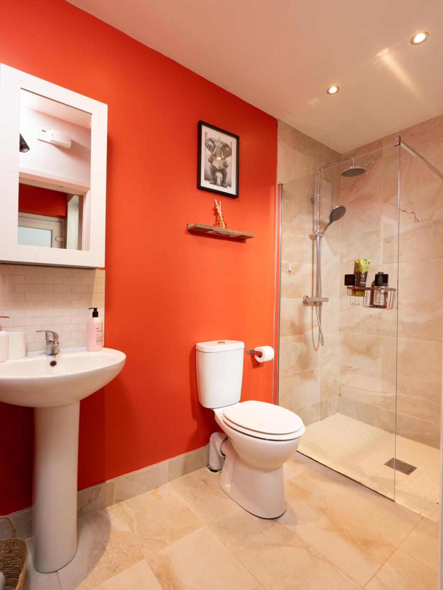 2 Bed Mid-terrace House With Free Parking Belfast