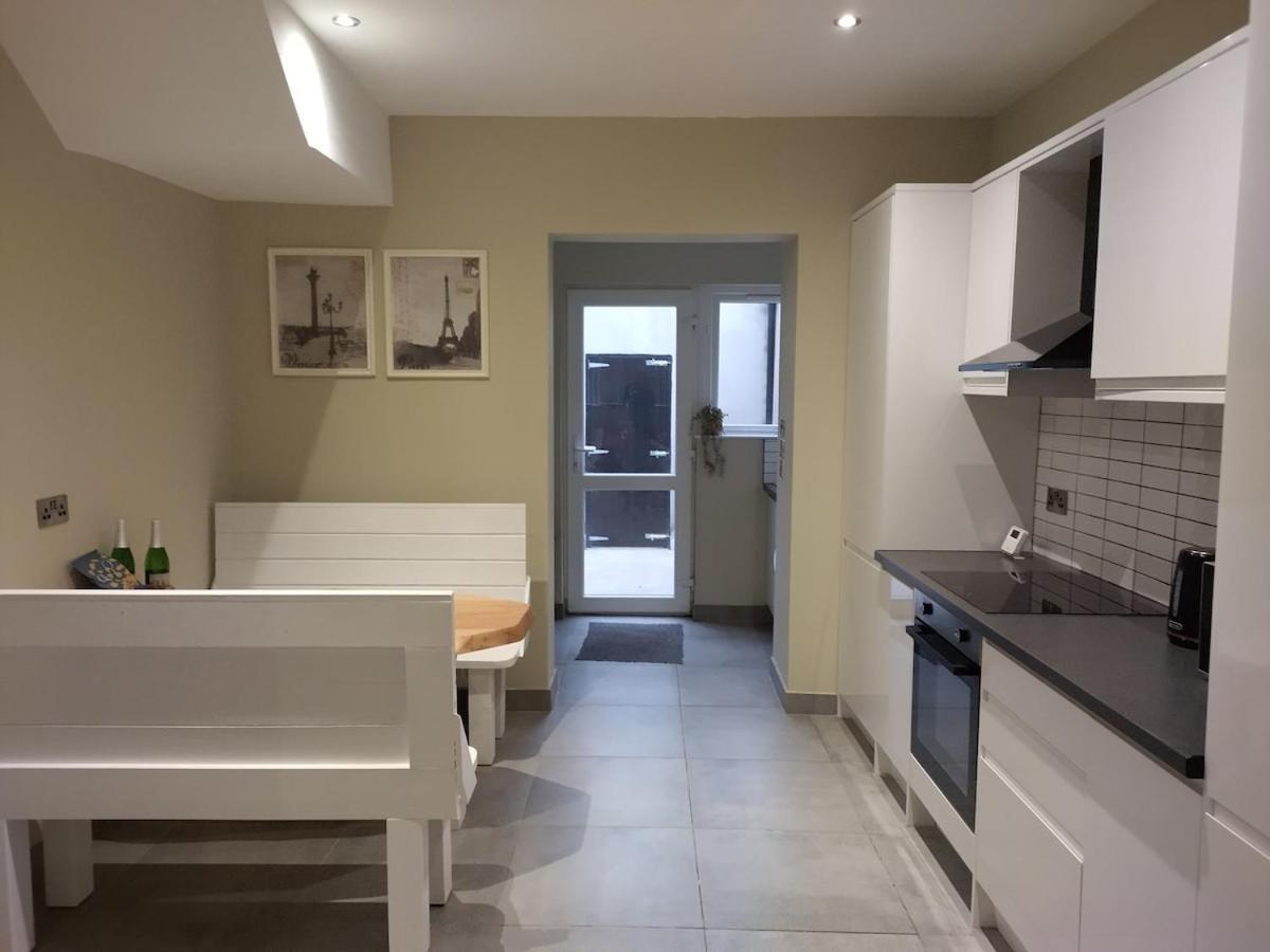 Apartment Modern House In Belfast, Street Parking, Sleeps 8 *