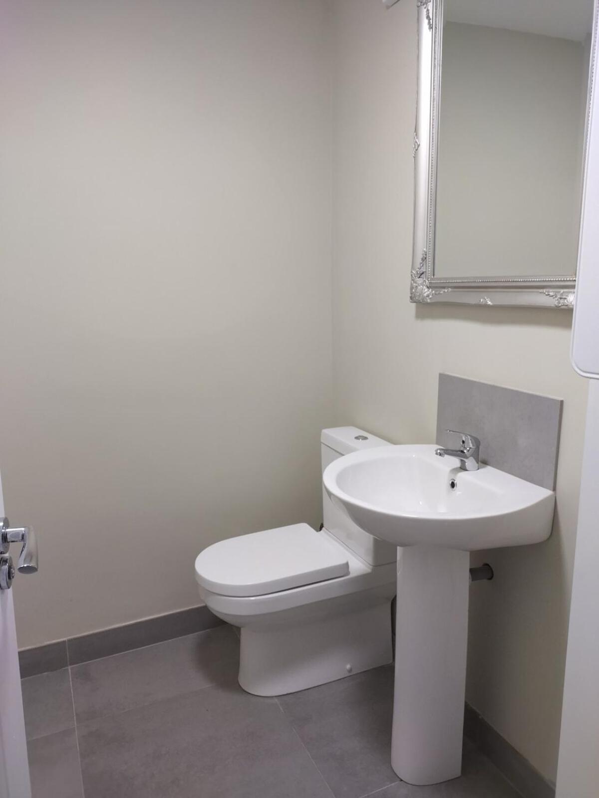 Apartment Modern House In Belfast, Street Parking, Sleeps 8 *