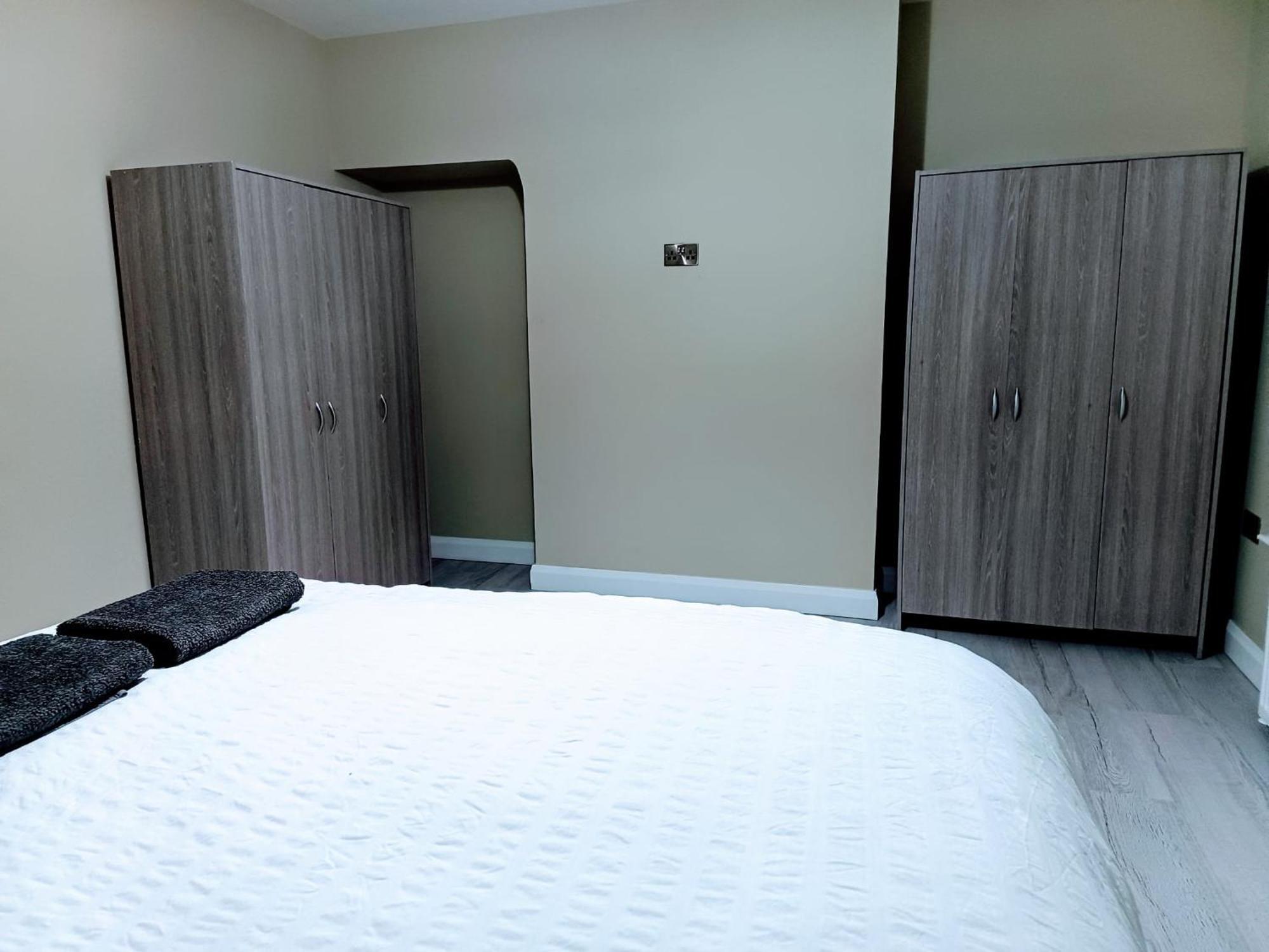 Modern House In Belfast, Street Parking, Sleeps 8 Apartment *