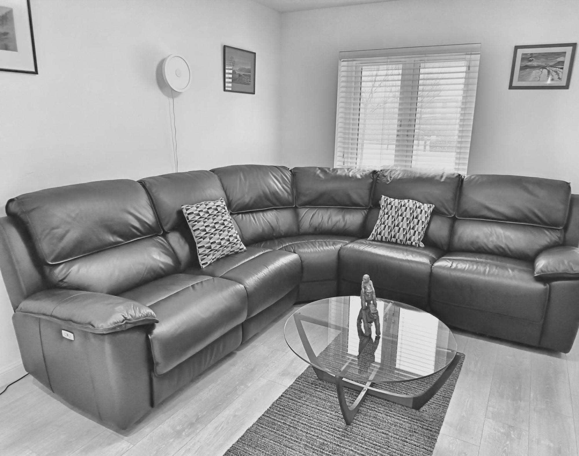 2 Bed 2 Bath, Cathedral Quarter, Free Parking - Clock Tower Apartment *