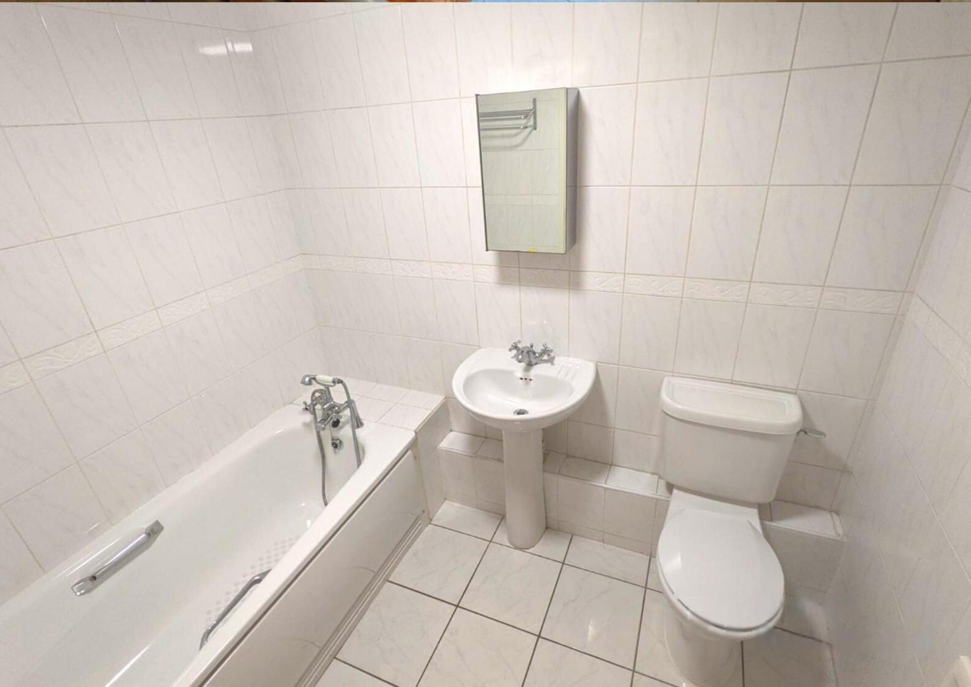 Apartment 2 Bed 2 Bath, Cathedral Quarter, Free Parking - Clock Tower Belfast